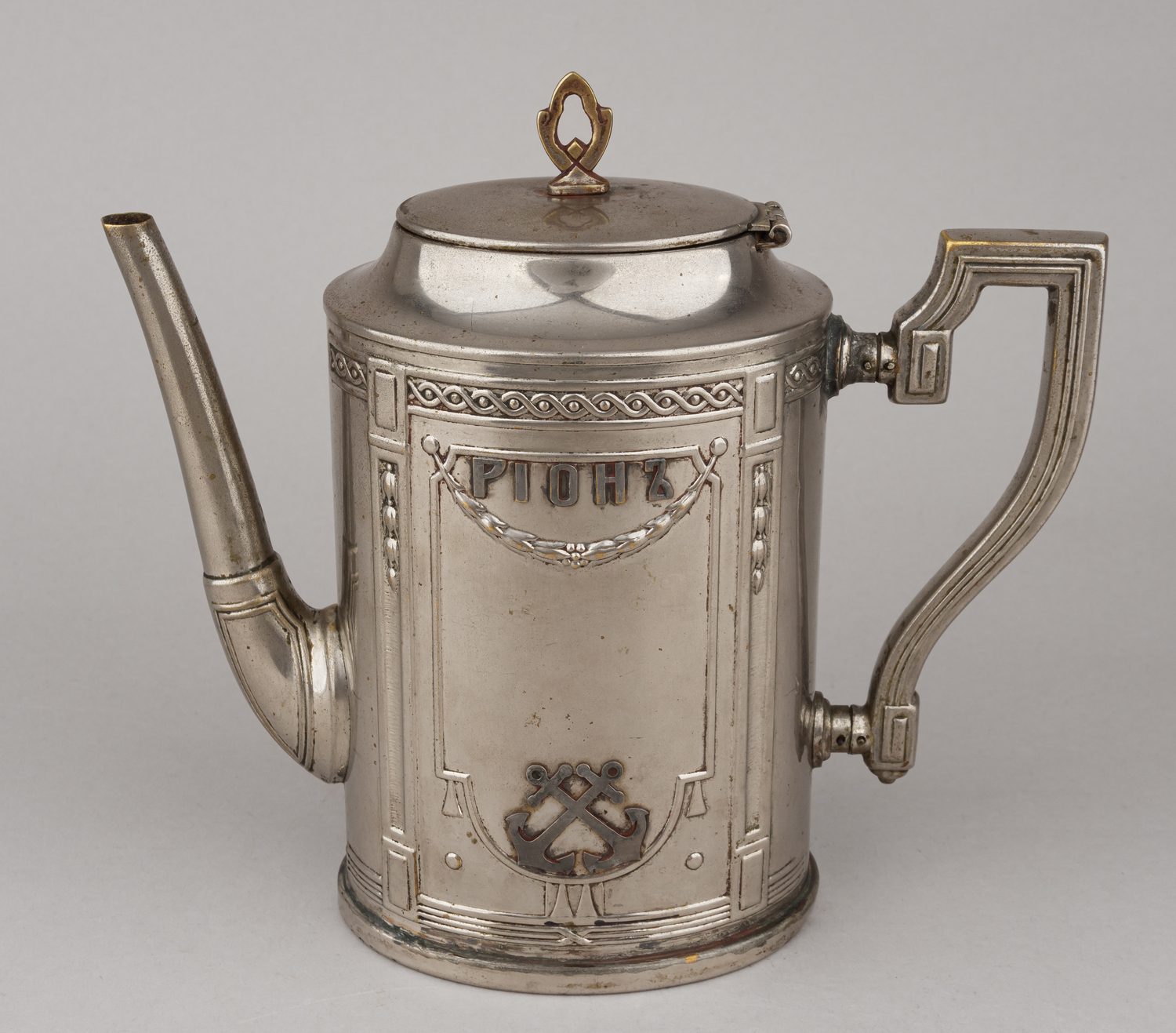 (Крейсер «Рион») Кофейник с символикой крейсера. Россия, 1900-1910-е гг.