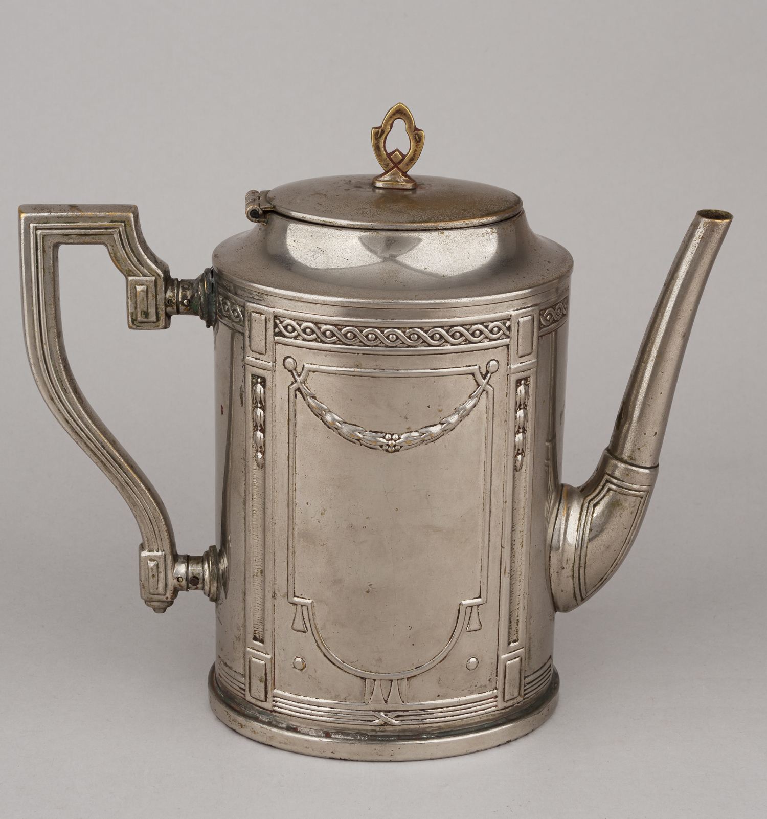 (Крейсер «Рион») Кофейник с символикой крейсера. Россия, 1900-1910-е гг.