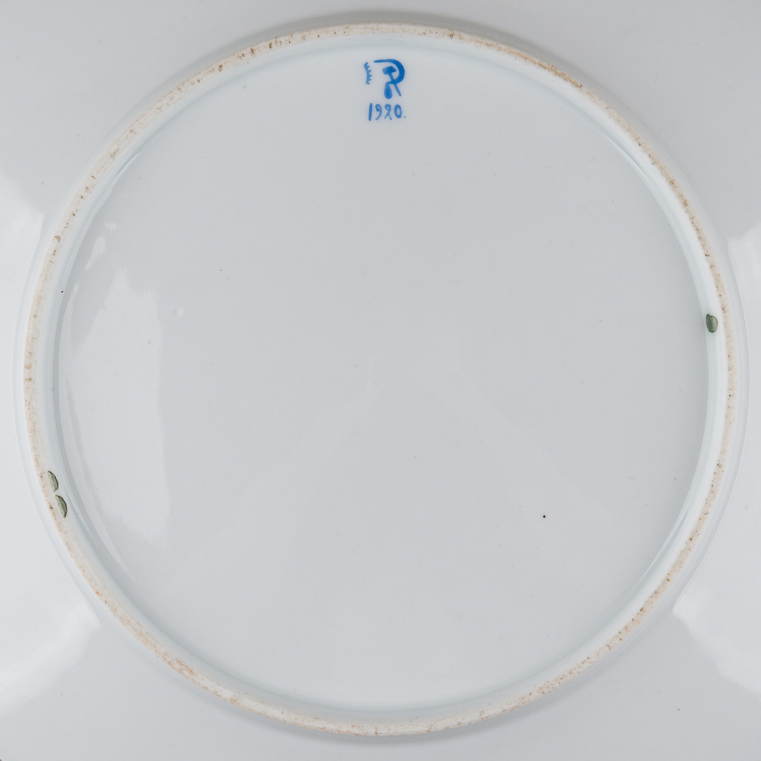 (С экспертизой Кумзеровой) Агитационная тарелка с изображением серпа, молота и клещей. 
 Государственный фарфоровый завод, автор  – Розендорф Елизавета Бернгардовна, 1920.