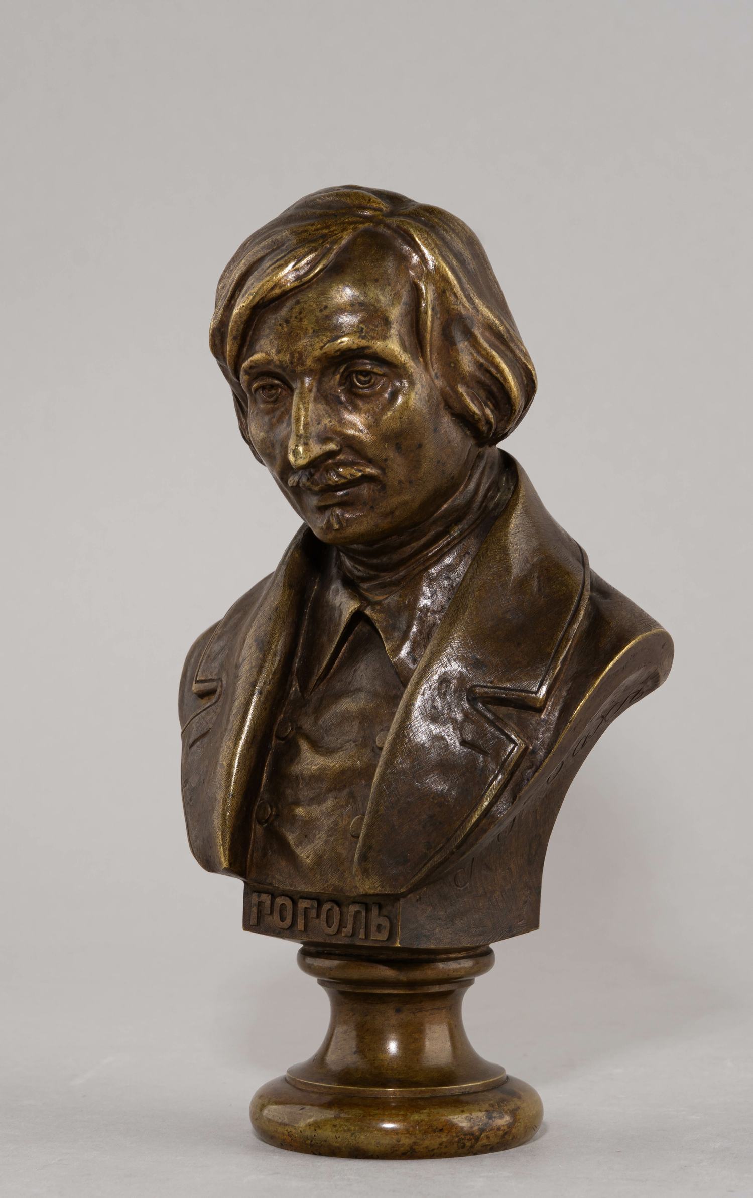 Н.В. Гоголь. Бюст. 
Скульптор Р.Р. Бах, Санкт-Петербург,  завод К.Ф. Верфеля, 1880-е  гг.