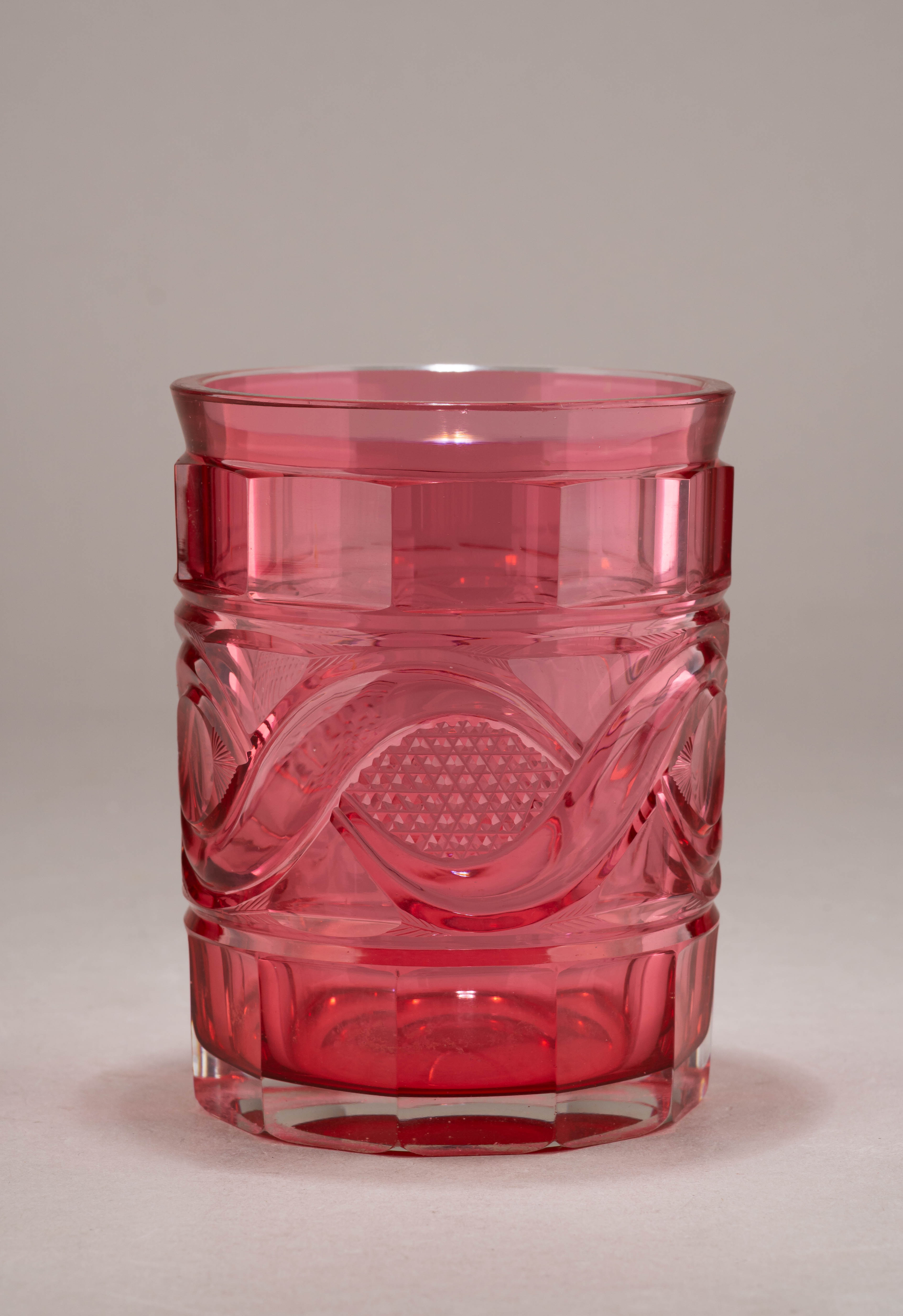 (ИСЗ. С экспертизой). Стакан «золотой рубин» с художественной гранью.
Санкт-Петербург, Императорский стеклянный завод, 1830-е гг.