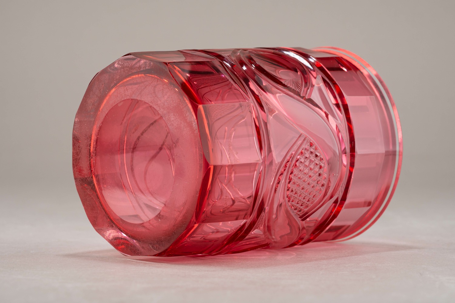 (ИСЗ. С экспертизой). Стакан «золотой рубин» с художественной гранью.
Санкт-Петербург, Императорский стеклянный завод, 1830-е гг.