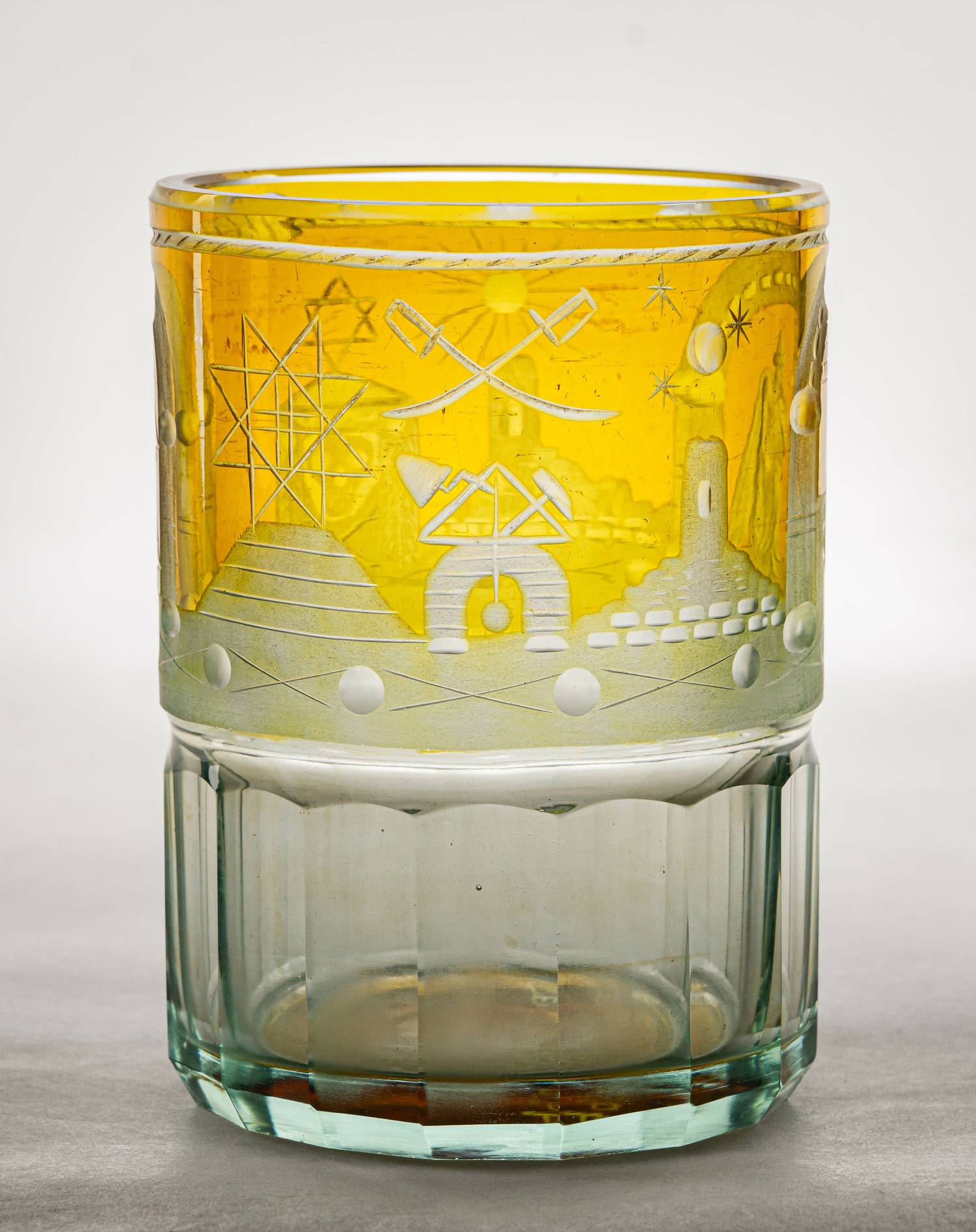 Масонский «стреляющий бокал» с зашифрованной надписью кириллицей. 
 Россия предположительно, вторая половина XIX века.