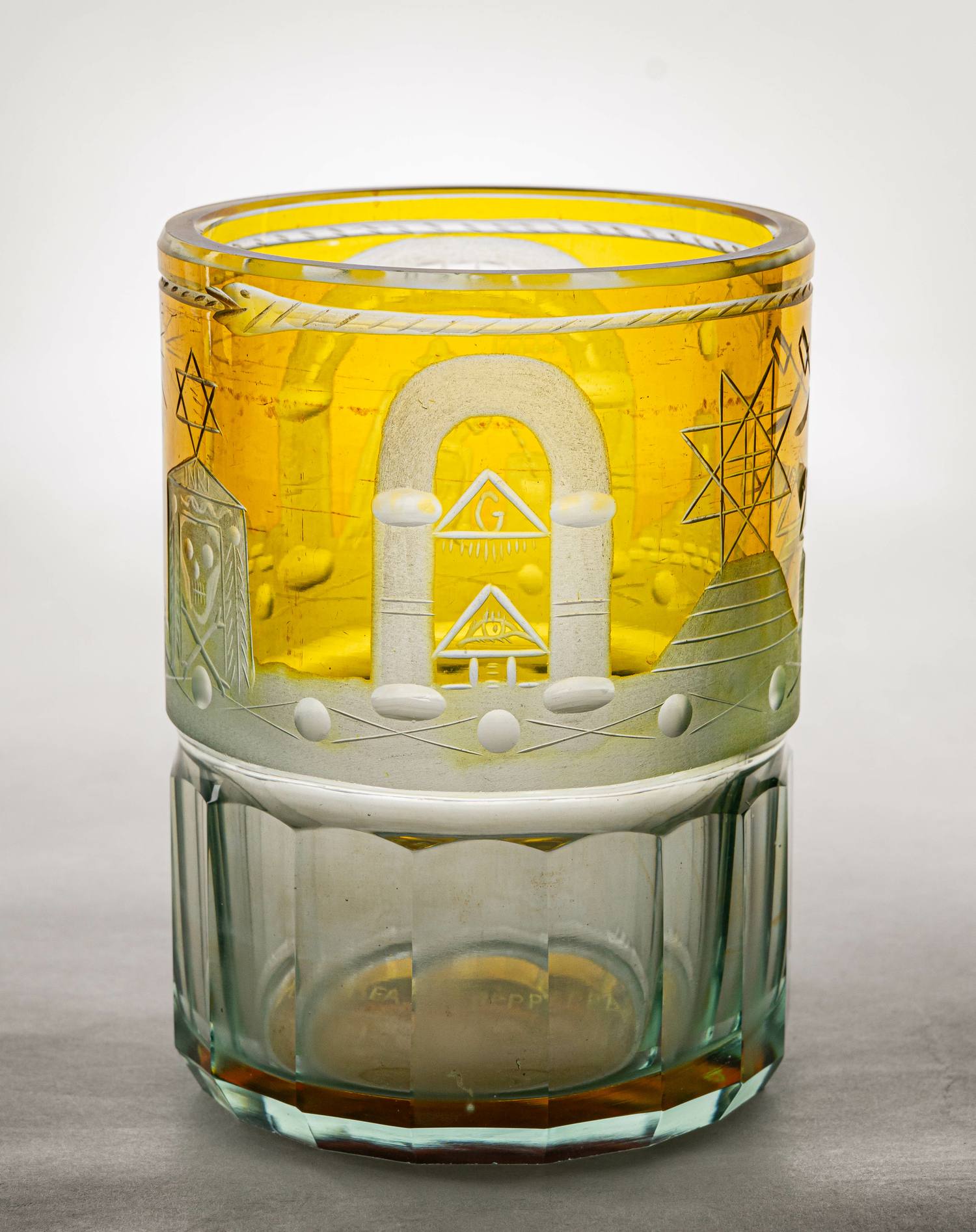 Масонский «стреляющий бокал» с зашифрованной надписью кириллицей. 
 Россия предположительно, вторая половина XIX века.