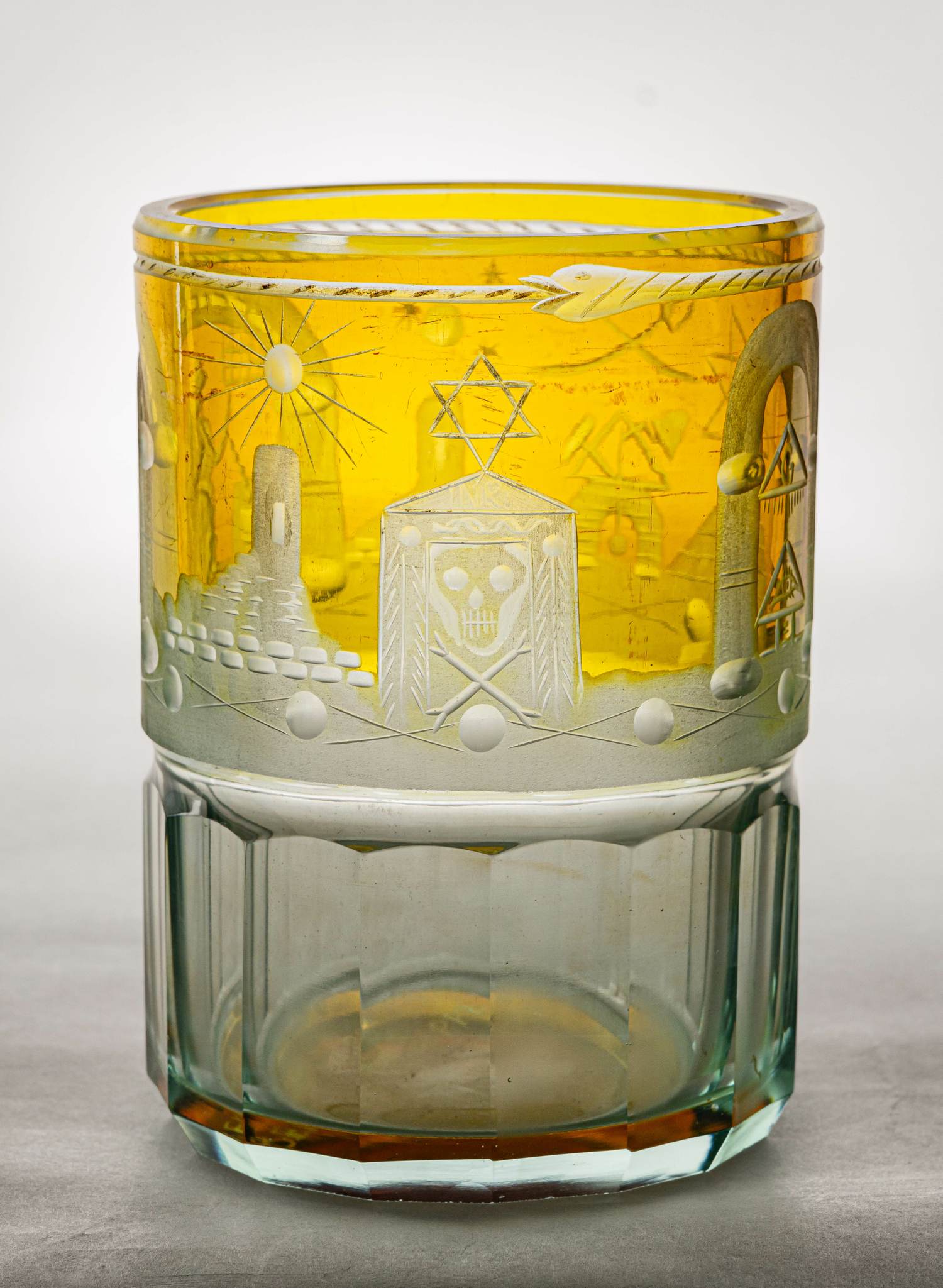 Масонский «стреляющий бокал» с зашифрованной надписью кириллицей. 
 Россия предположительно, вторая половина XIX века.