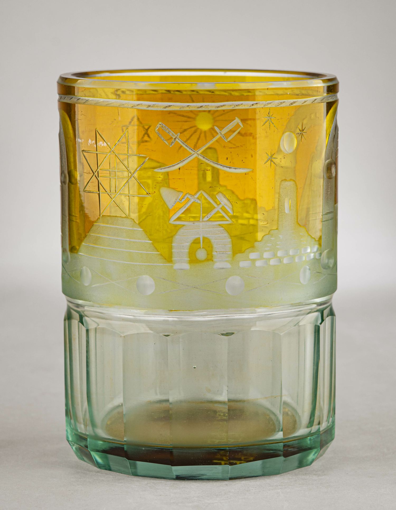 Масонский «стреляющий бокал» с зашифрованной надписью кириллицей. 
 Россия предположительно, вторая половина XIX века.