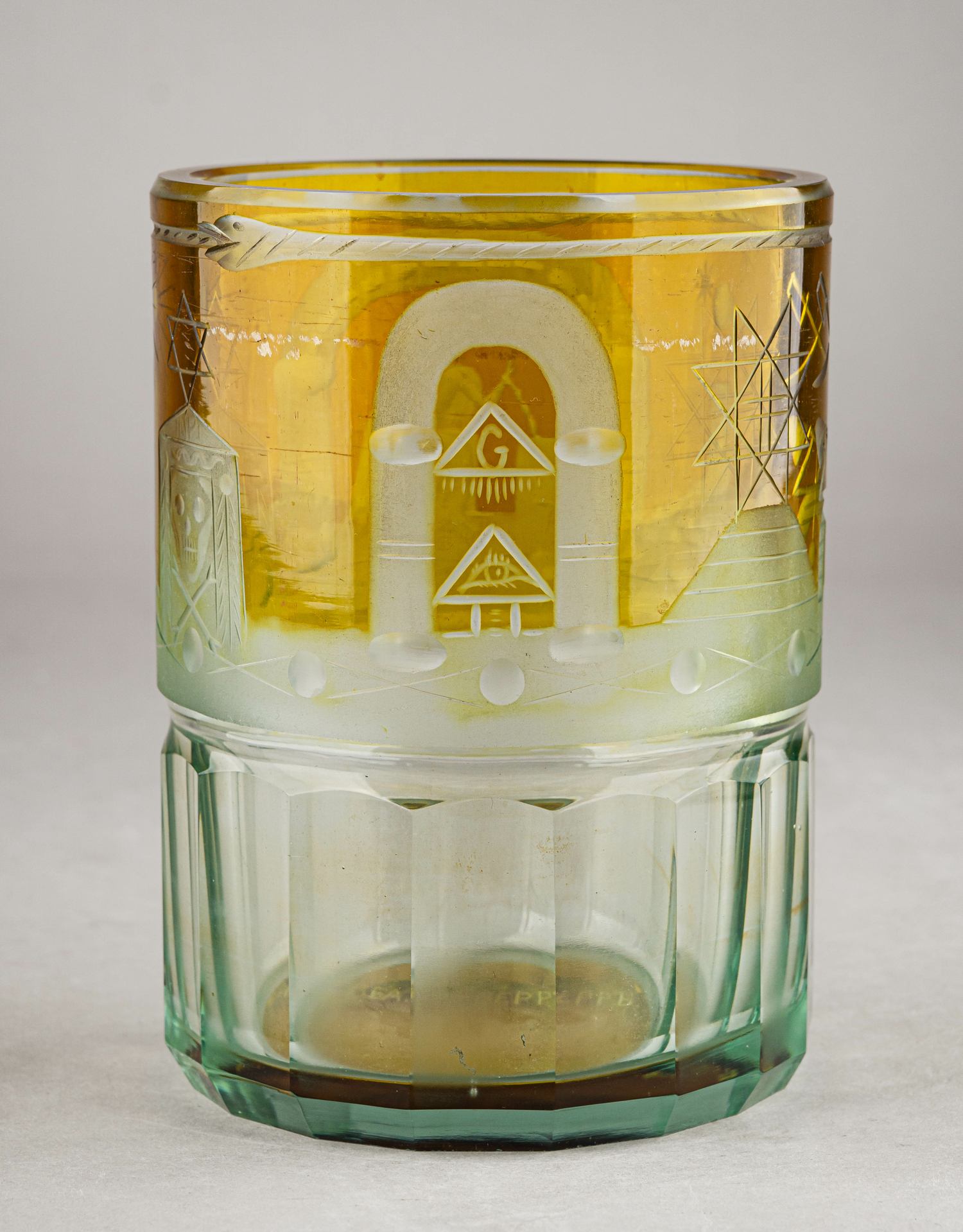 Масонский «стреляющий бокал» с зашифрованной надписью кириллицей. 
 Россия предположительно, вторая половина XIX века.