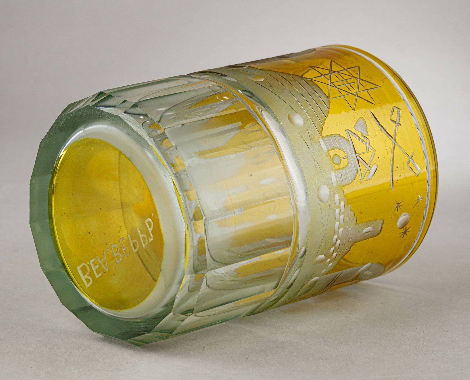 Масонский «стреляющий бокал» с зашифрованной надписью кириллицей. 
 Россия предположительно, вторая половина XIX века.