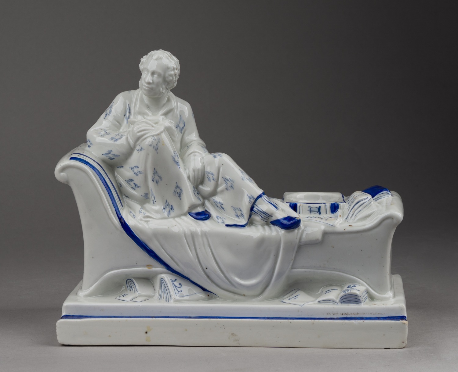 (Данько) Чернильница «А. С. Пушкин за работой» («Пушкин на кушетке»)
Ленинград, ЛФЗ. Скульптор Наталья Яковлевна Данько, 1937–1940 гг