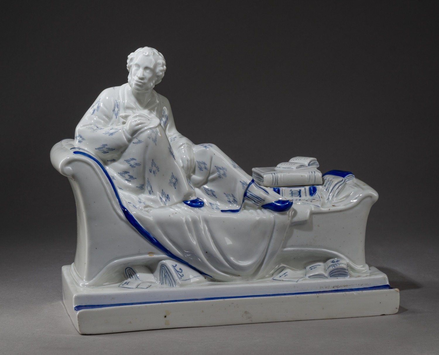 (Данько) Чернильница «А. С. Пушкин за работой» («Пушкин на кушетке»)
Ленинград, ЛФЗ. Скульптор Наталья Яковлевна Данько, 1937–1940 гг