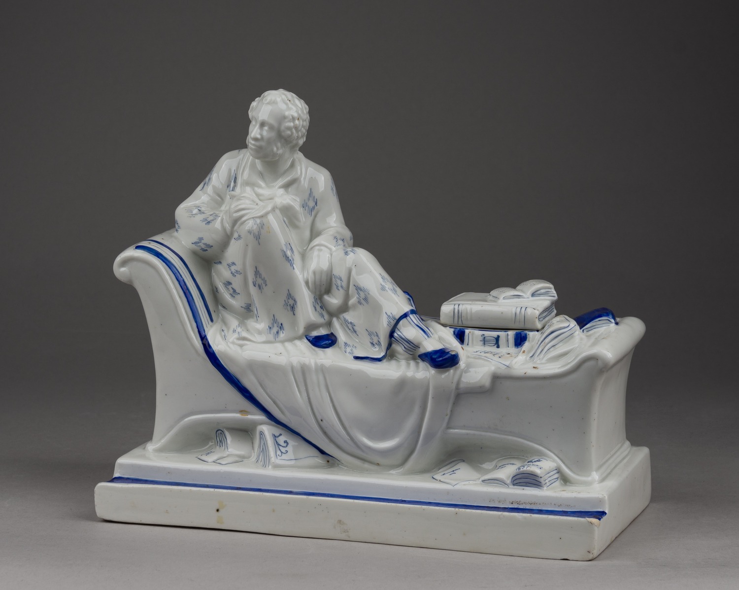 (Данько) Чернильница «А. С. Пушкин за работой» («Пушкин на кушетке»)
Ленинград, ЛФЗ. Скульптор Наталья Яковлевна Данько, 1937–1940 гг