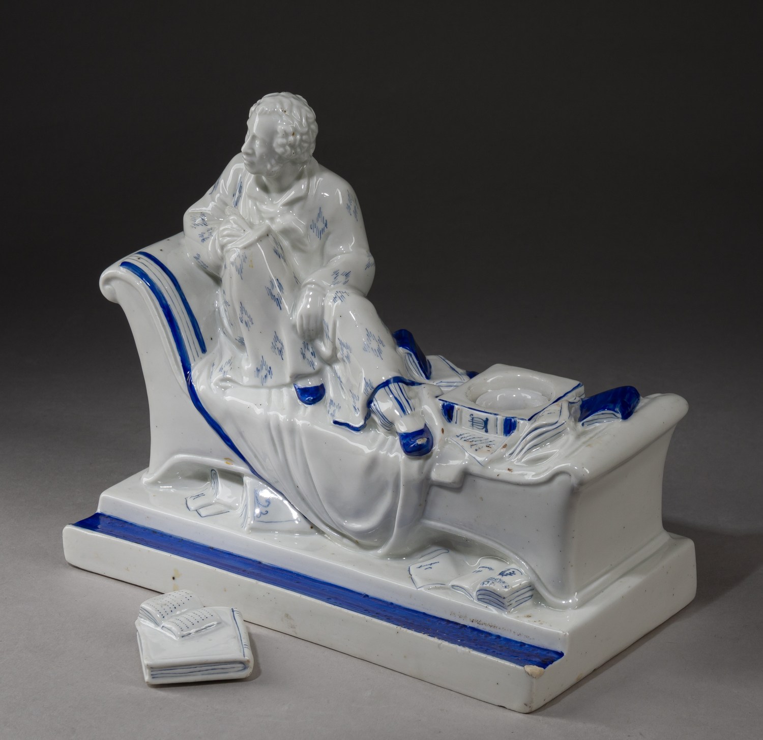 (Данько) Чернильница «А. С. Пушкин за работой» («Пушкин на кушетке»)
Ленинград, ЛФЗ. Скульптор Наталья Яковлевна Данько, 1937–1940 гг