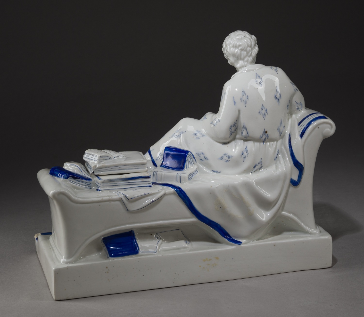 (Данько) Чернильница «А. С. Пушкин за работой» («Пушкин на кушетке»)
Ленинград, ЛФЗ. Скульптор Наталья Яковлевна Данько, 1937–1940 гг