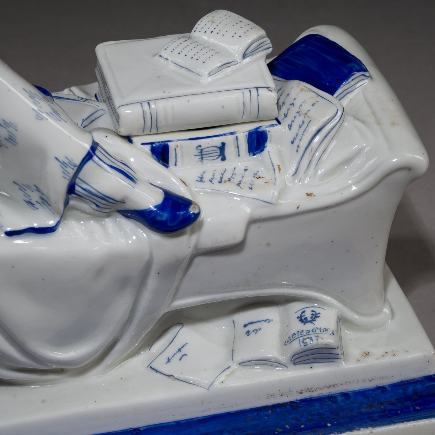 (Данько) Чернильница «А. С. Пушкин за работой» («Пушкин на кушетке»)
Ленинград, ЛФЗ. Скульптор Наталья Яковлевна Данько, 1937–1940 гг