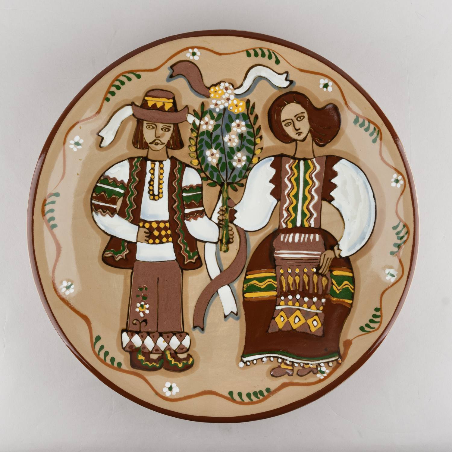 Блюдо декоративное «Праздник. Гуцулы». СССР, Львовская экспериментальная керамико-скульптурная фабрика, 1960-е годы.