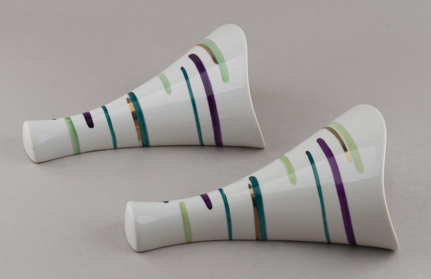 (ЛФЗ. Криммер)  Два настенных кашпо «Корзиночка». СССР, Ленинградский фарфоровый завод, автор формы и росписи Э.М. Криммер, 1960-е годы.