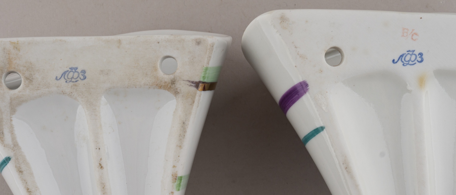 (ЛФЗ. Криммер)  Два настенных кашпо «Корзиночка». СССР, Ленинградский фарфоровый завод, автор формы и росписи Э.М. Криммер, 1960-е годы.