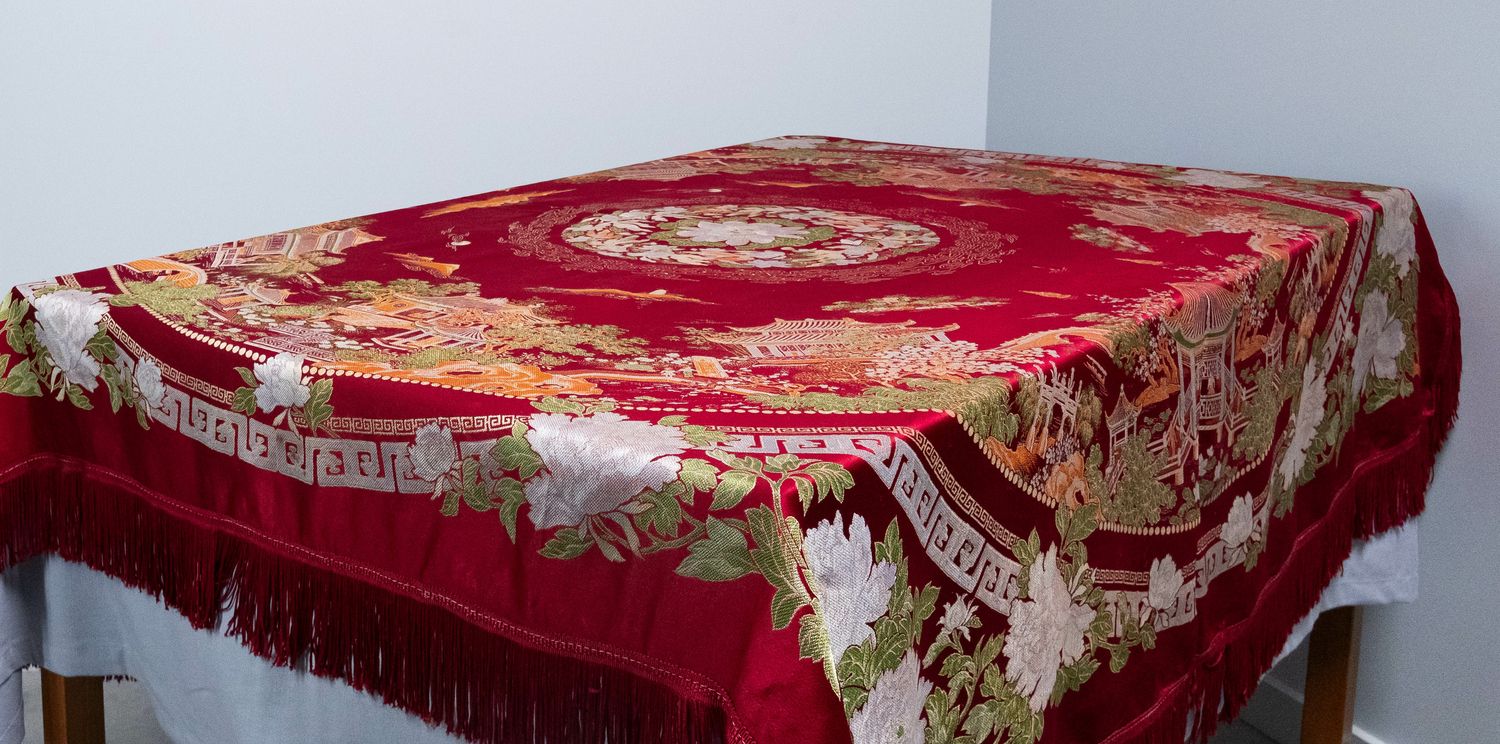 (Золотая медаль на Всемирной выставке 1926 года) Шелковая скатерть. Китай, Ханчжоу, шелкоткацкая фабрика Дуцзиньшэн, первая половина XX века.