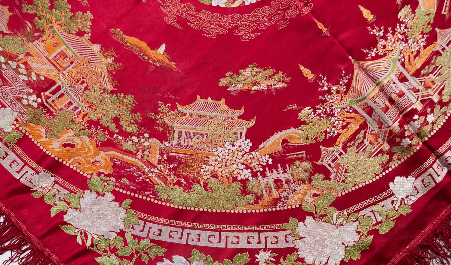 (Золотая медаль на Всемирной выставке 1926 года) Шелковая скатерть. Китай, Ханчжоу, шелкоткацкая фабрика Дуцзиньшэн, первая половина XX века.