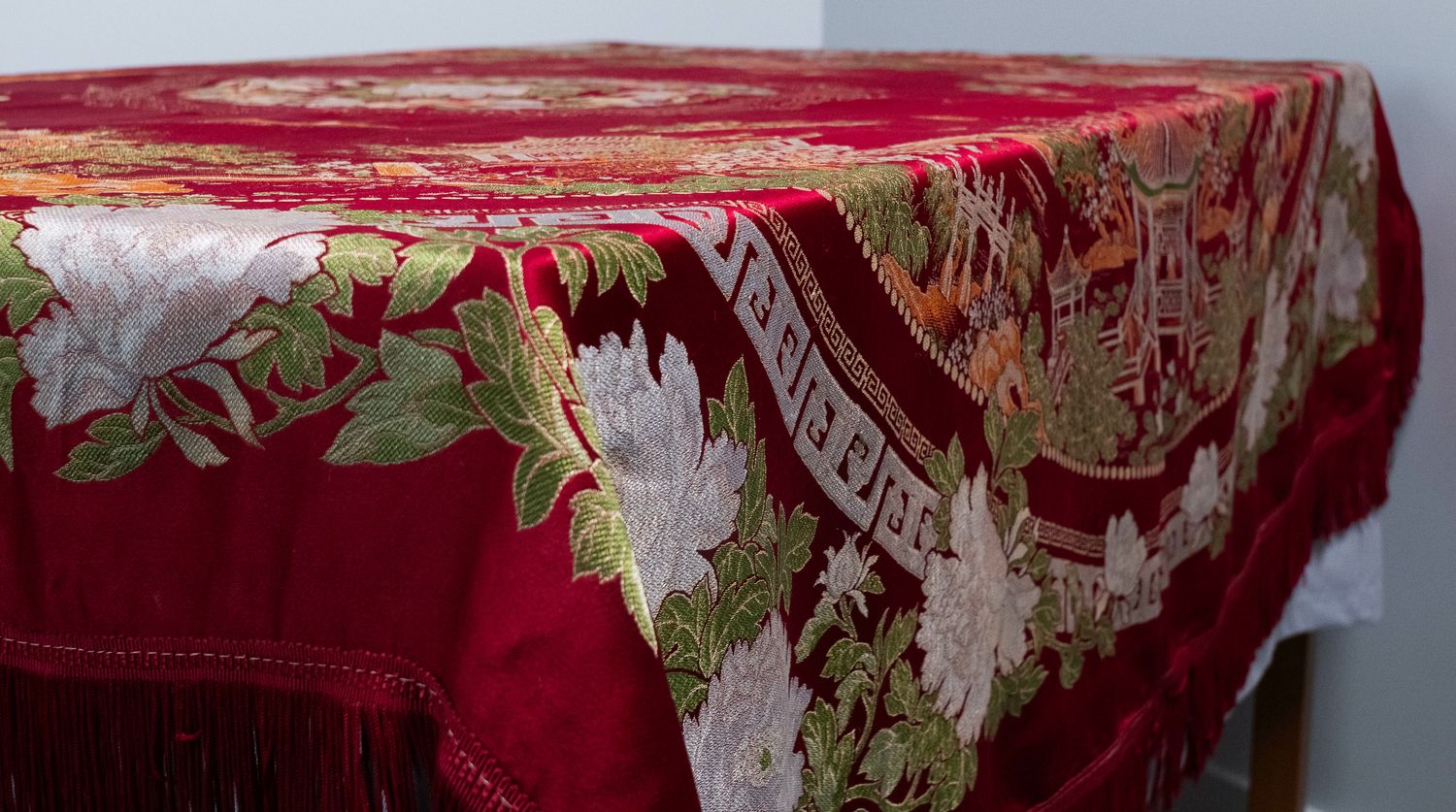 (Золотая медаль на Всемирной выставке 1926 года) Шелковая скатерть. Китай, Ханчжоу, шелкоткацкая фабрика Дуцзиньшэн, первая половина XX века.