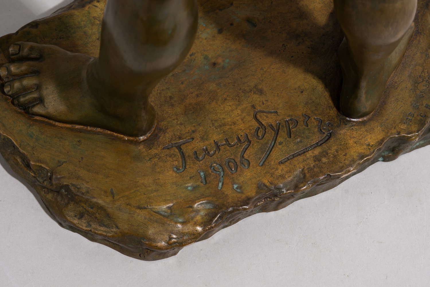 (Золотая медаль на Всемирной выставке в Париже. С экспертизой.) Скульптура «Молодой музыкант» («Мальчик, играющий на струне»).
Россия, Санкт-Петербург, Завод художественной бронзы К.Ф. Верфеля, скульптор  – И. Я. Гинцбургъ, 1906.