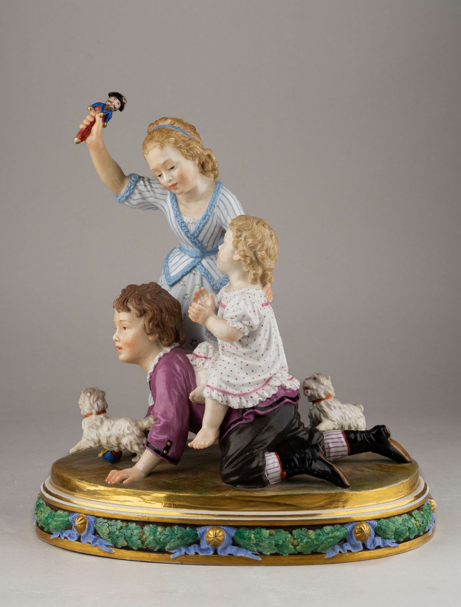 (Шпис. ИФЗ) Скульптурная группа «Играющие дети». Императорский фарфоровый завод, автор модели А.К. Шпис, 1855-1881 годы.
