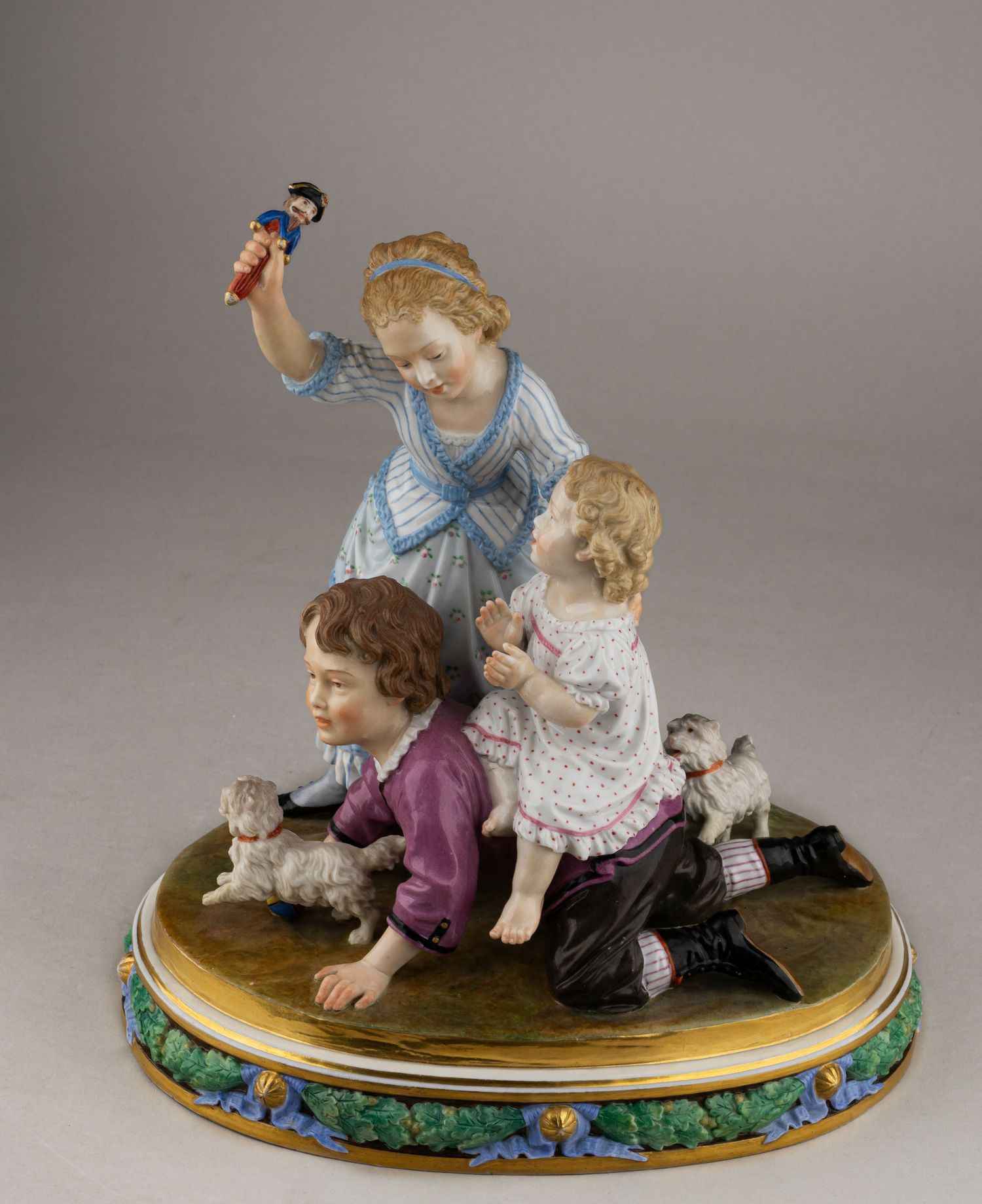 (Шпис. ИФЗ) Скульптурная группа «Играющие дети». Императорский фарфоровый завод, автор модели А.К. Шпис, 1855-1881 годы.