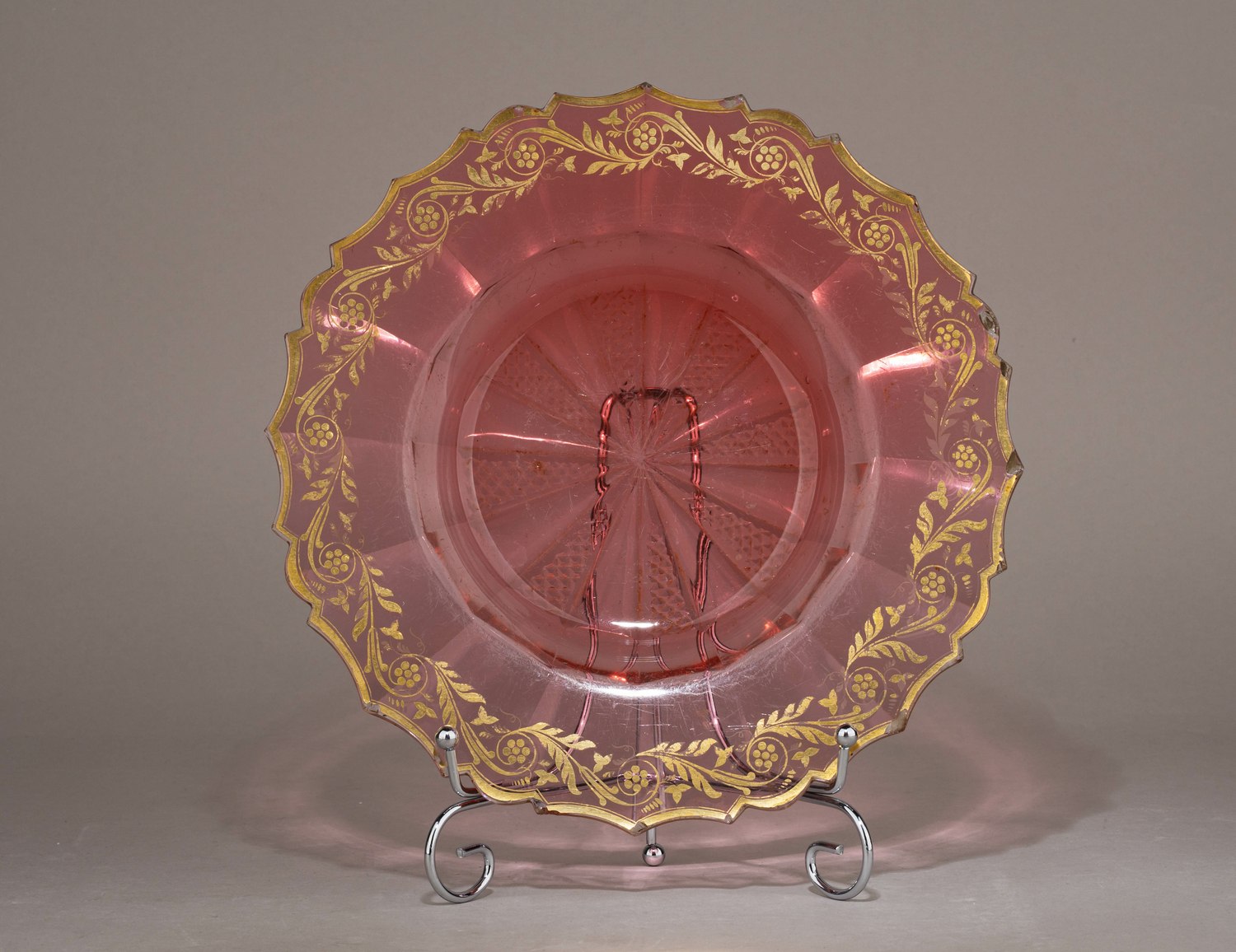 (Императорский Стеклянный завод). Тарелка «золотой рубин» с  росписью золотом. 
Россия, Императорский Стеклянный завод, 1830-е–1850-е годы.