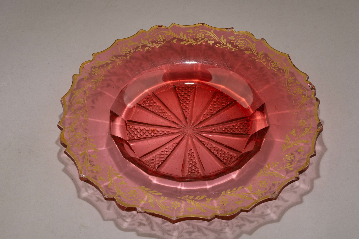 (Императорский Стеклянный завод). Тарелка «золотой рубин» с  росписью золотом. 
Россия, Императорский Стеклянный завод, 1830-е–1850-е годы.