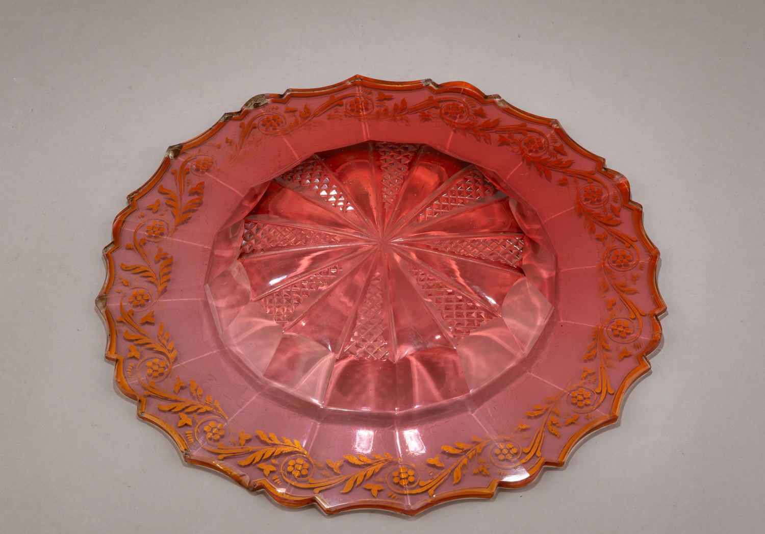 (Императорский Стеклянный завод). Тарелка «золотой рубин» с  росписью золотом. 
Россия, Императорский Стеклянный завод, 1830-е–1850-е годы.