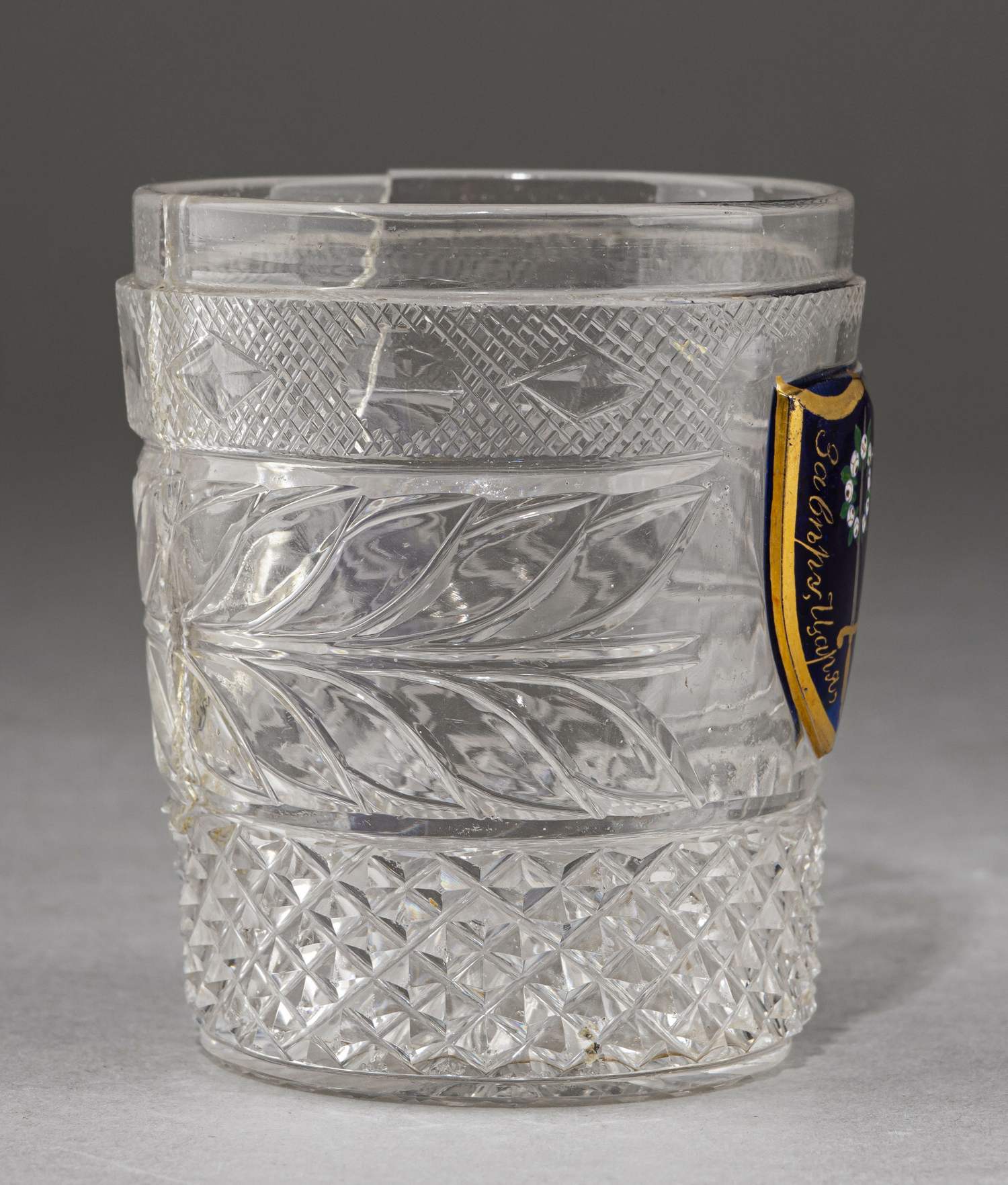 (ИСЗ. «Коттедж») Стакан из Собственного сервиза дворца «Коттедж» с девизом «За веру, Царя и Отечество». Россия, Императорский стеклянный завод, по рисунку И.А. Иванова, основной состав 1827-1840-е годы.