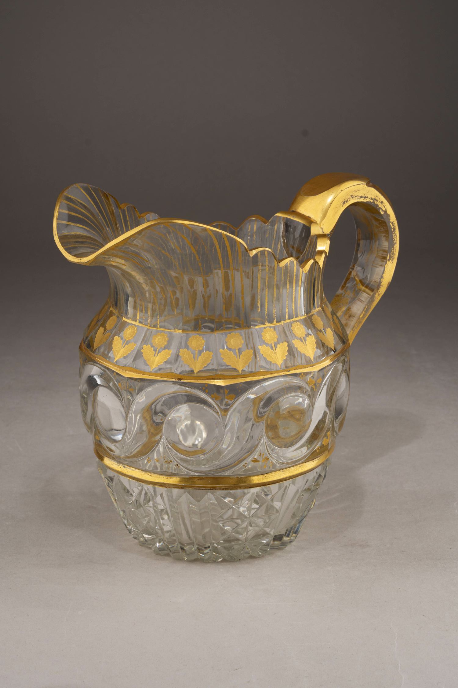 (Бахметевы) Кувшин с овальными завитками и росписью золотом.
Россия, Никольско-Петровский завод Бахметевых, 1830–1840 годы.