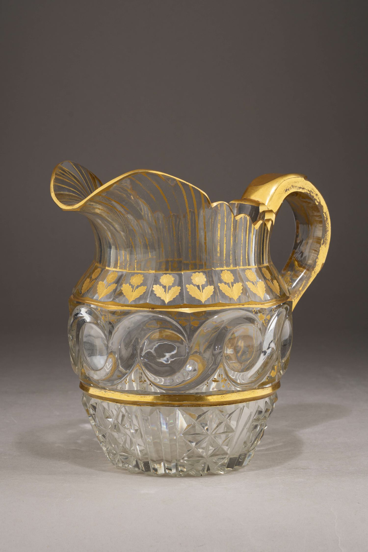 (Бахметевы) Кувшин с овальными завитками и росписью золотом.
Россия, Никольско-Петровский завод Бахметевых, 1830–1840 годы.