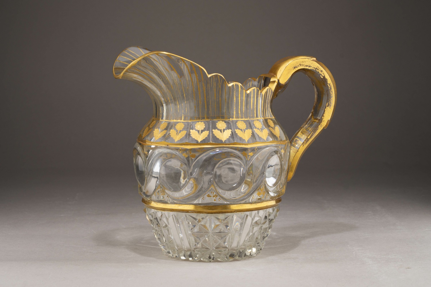 (Бахметевы) Кувшин с овальными завитками и росписью золотом.
Россия, Никольско-Петровский завод Бахметевых, 1830–1840 годы.