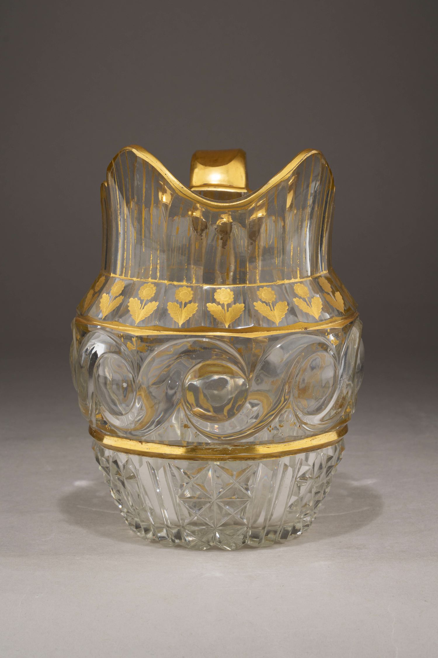 (Бахметевы) Кувшин с овальными завитками и росписью золотом.
Россия, Никольско-Петровский завод Бахметевых, 1830–1840 годы.