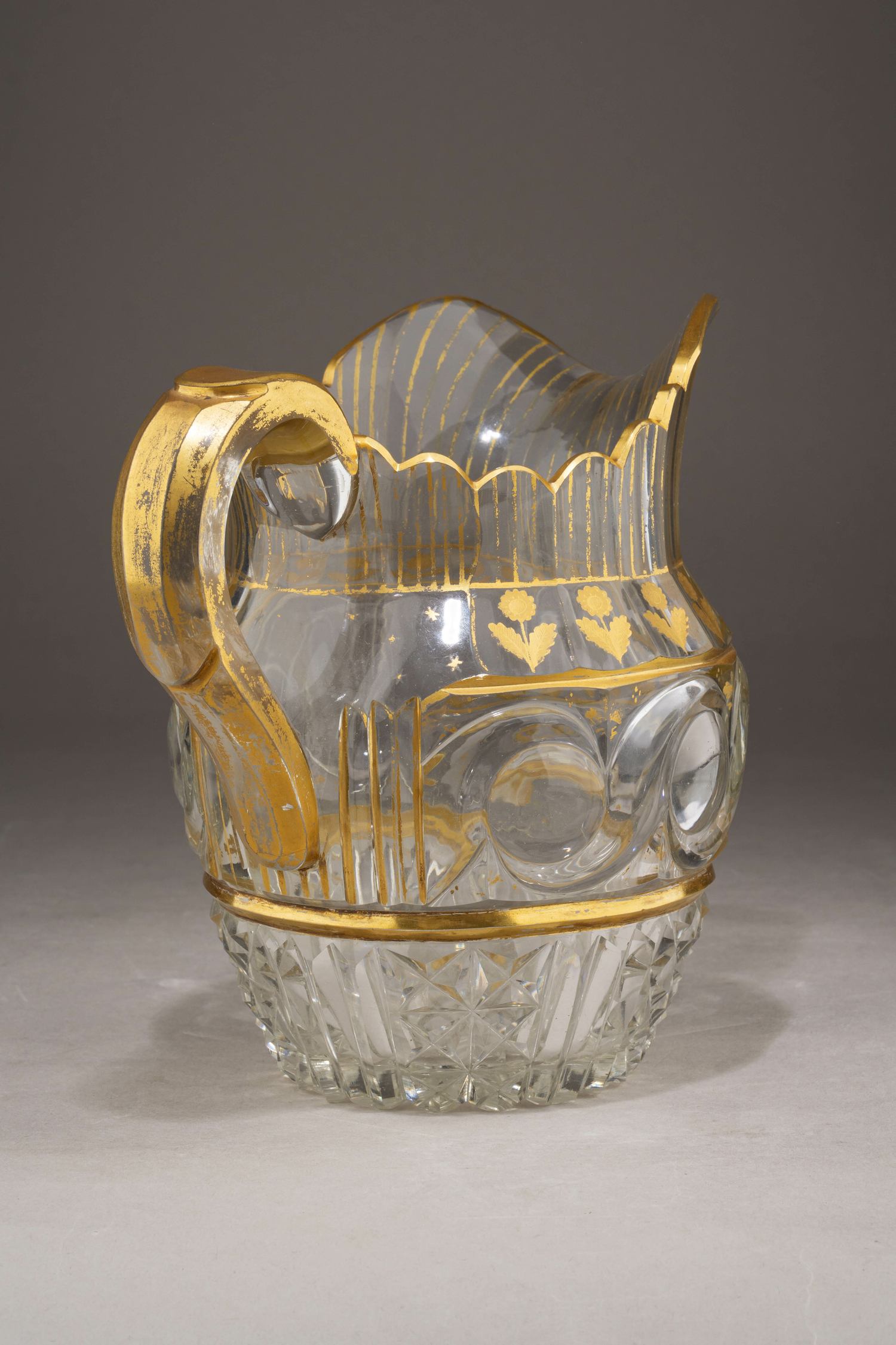 (Бахметевы) Кувшин с овальными завитками и росписью золотом.
Россия, Никольско-Петровский завод Бахметевых, 1830–1840 годы.