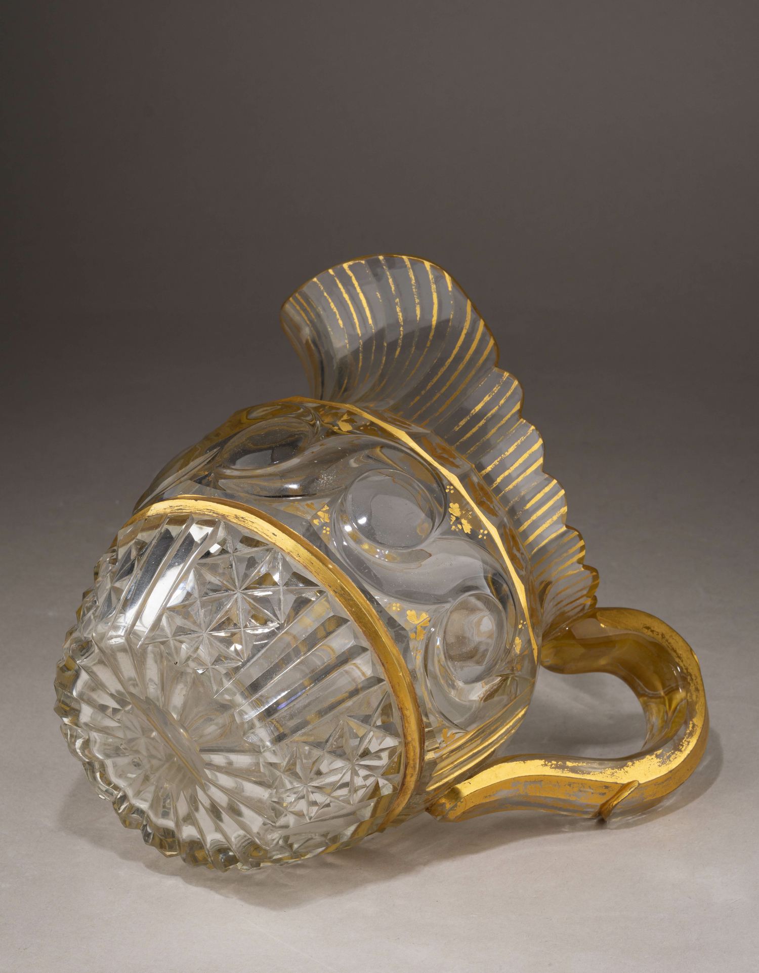 (Бахметевы) Кувшин с овальными завитками и росписью золотом.
Россия, Никольско-Петровский завод Бахметевых, 1830–1840 годы.