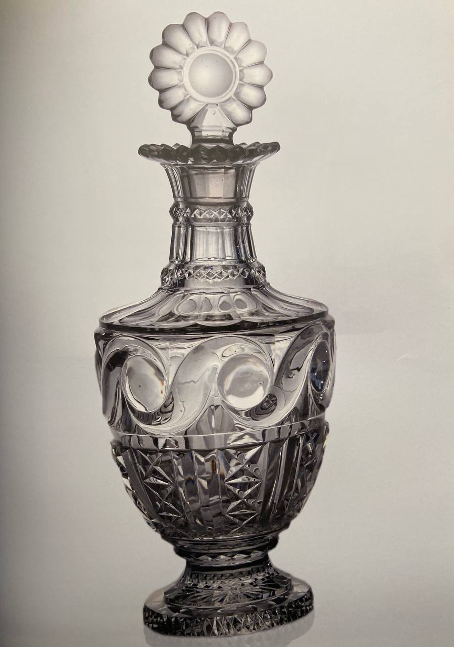 (Бахметевы) Кувшин с овальными завитками и росписью золотом.
Россия, Никольско-Петровский завод Бахметевых, 1830–1840 годы.