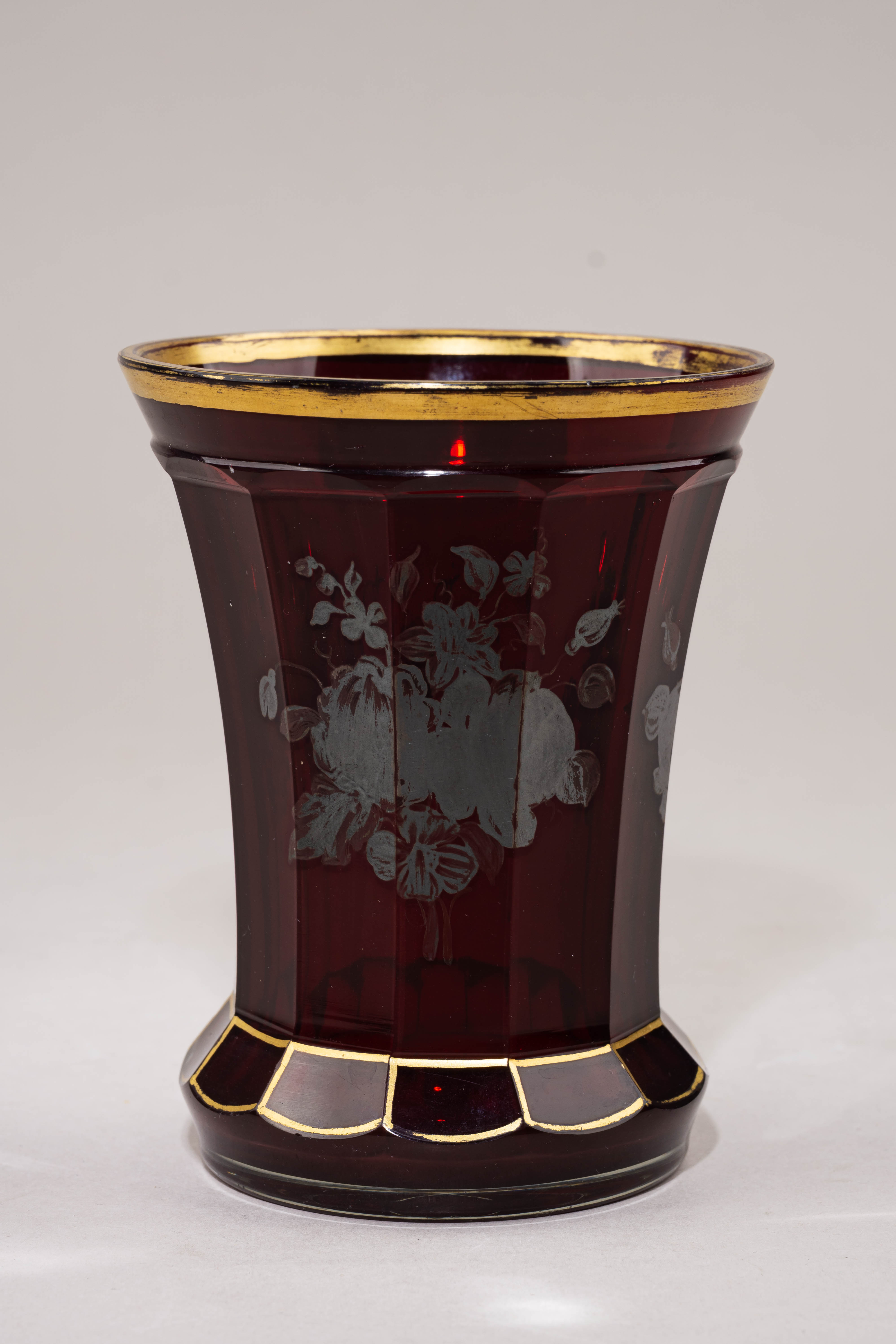 Стакан стекла «медный рубин» с росписью серебром и золотом.   Россия, Никольско-Бахметевский завод предположительно, середина XIX века.