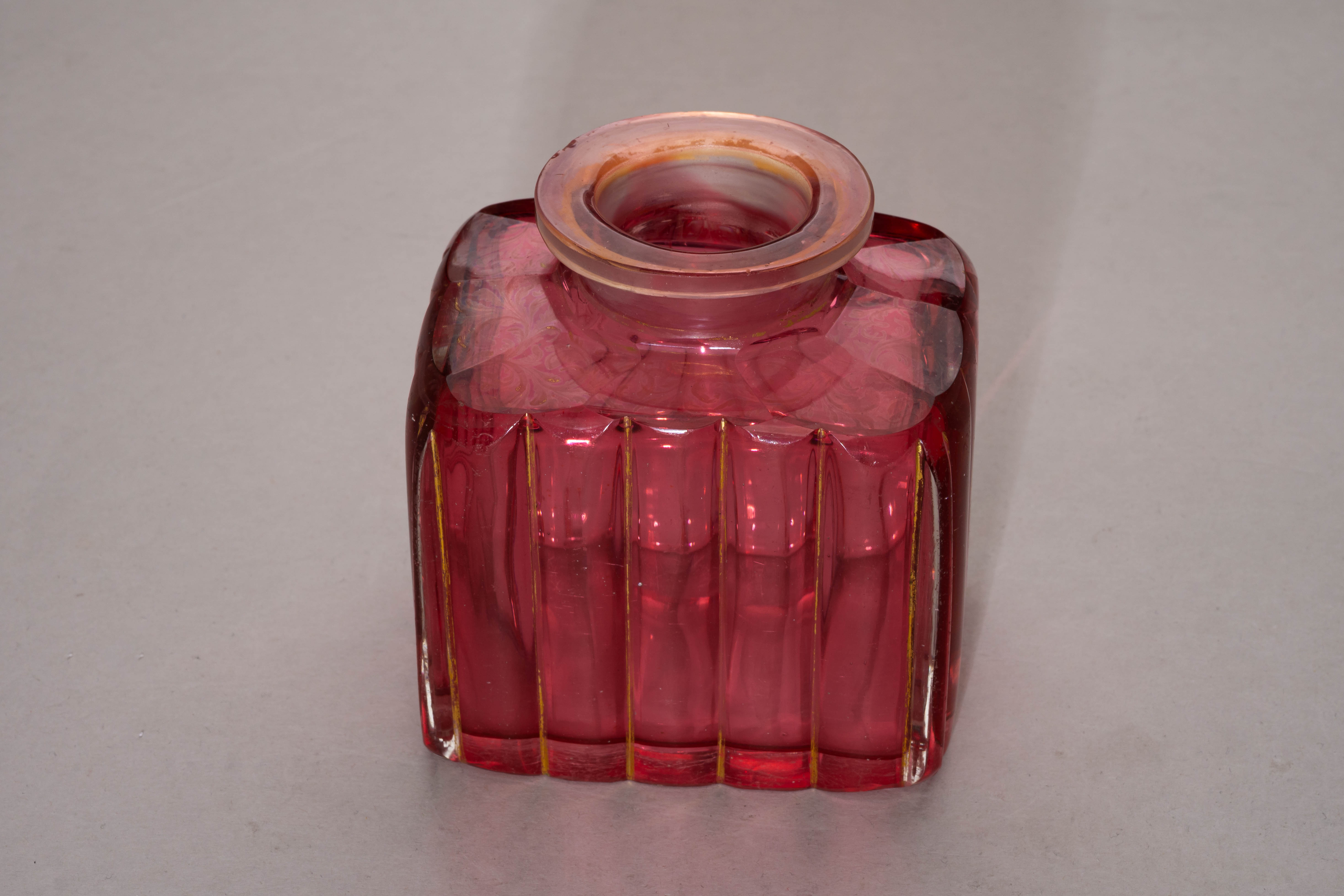 Чайница рубинового стекла.  Россия, первая половина  XIX века.