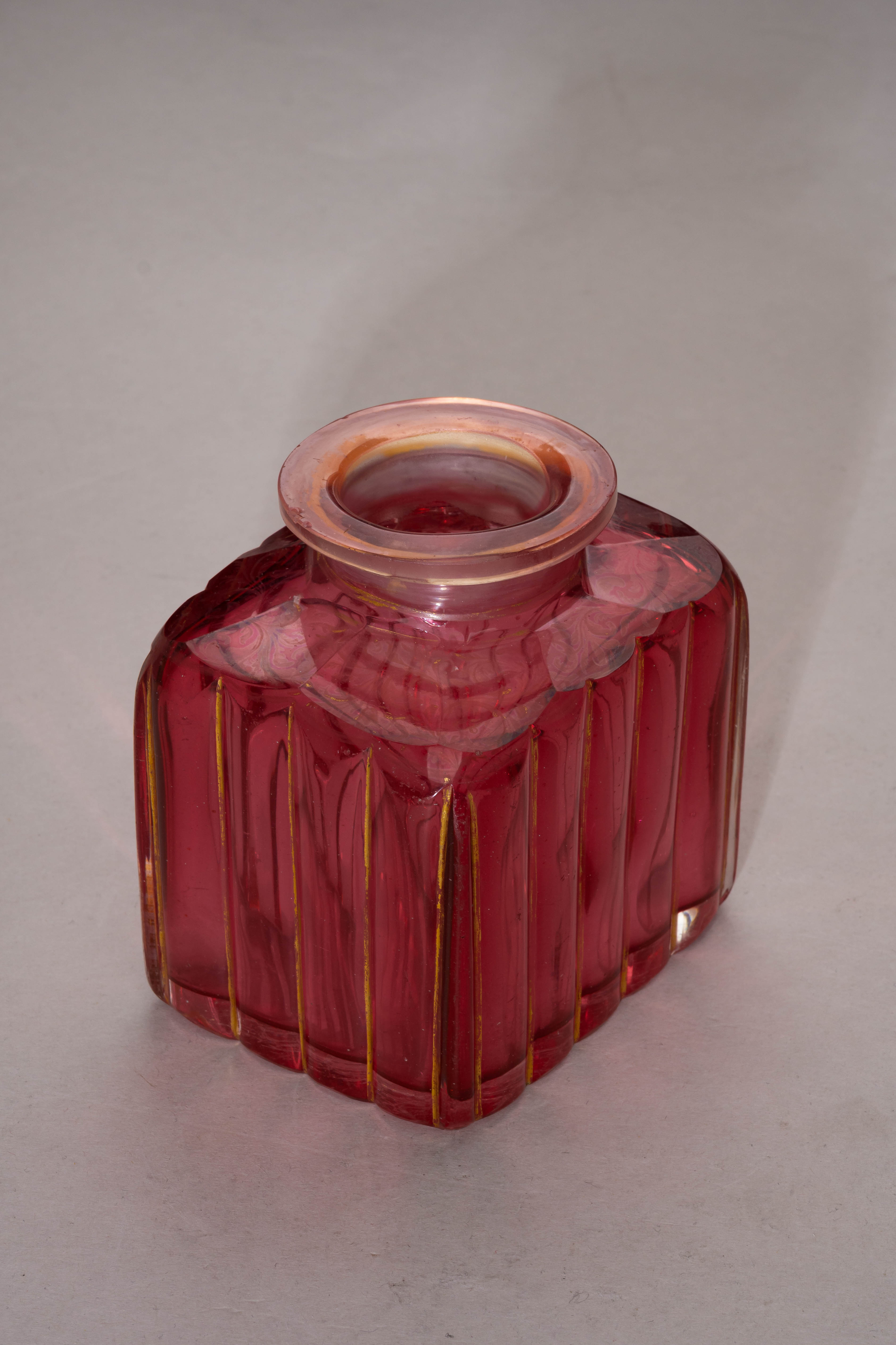 Чайница рубинового стекла.  Россия, первая половина  XIX века.