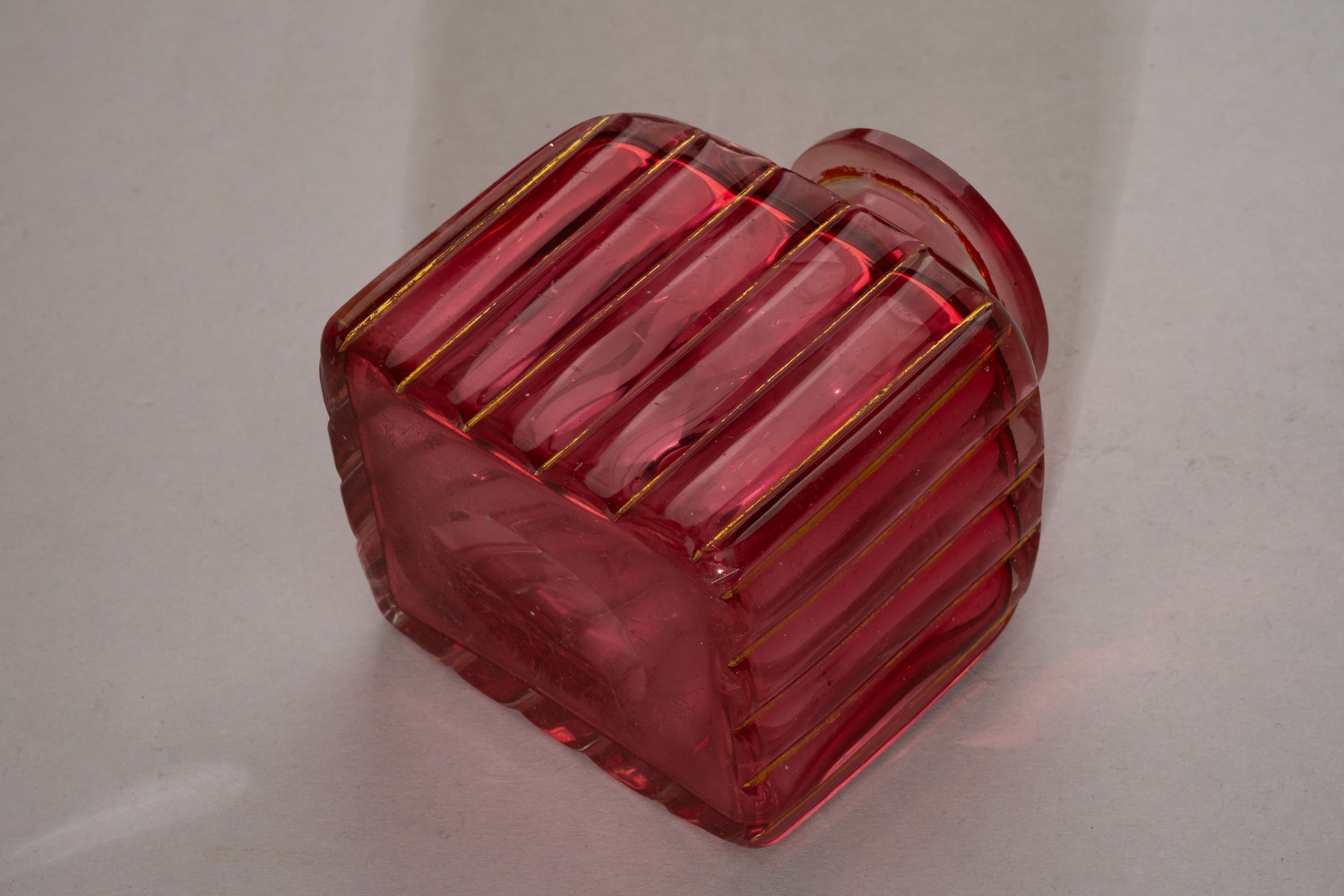 Чайница рубинового стекла.  Россия, первая половина  XIX века.