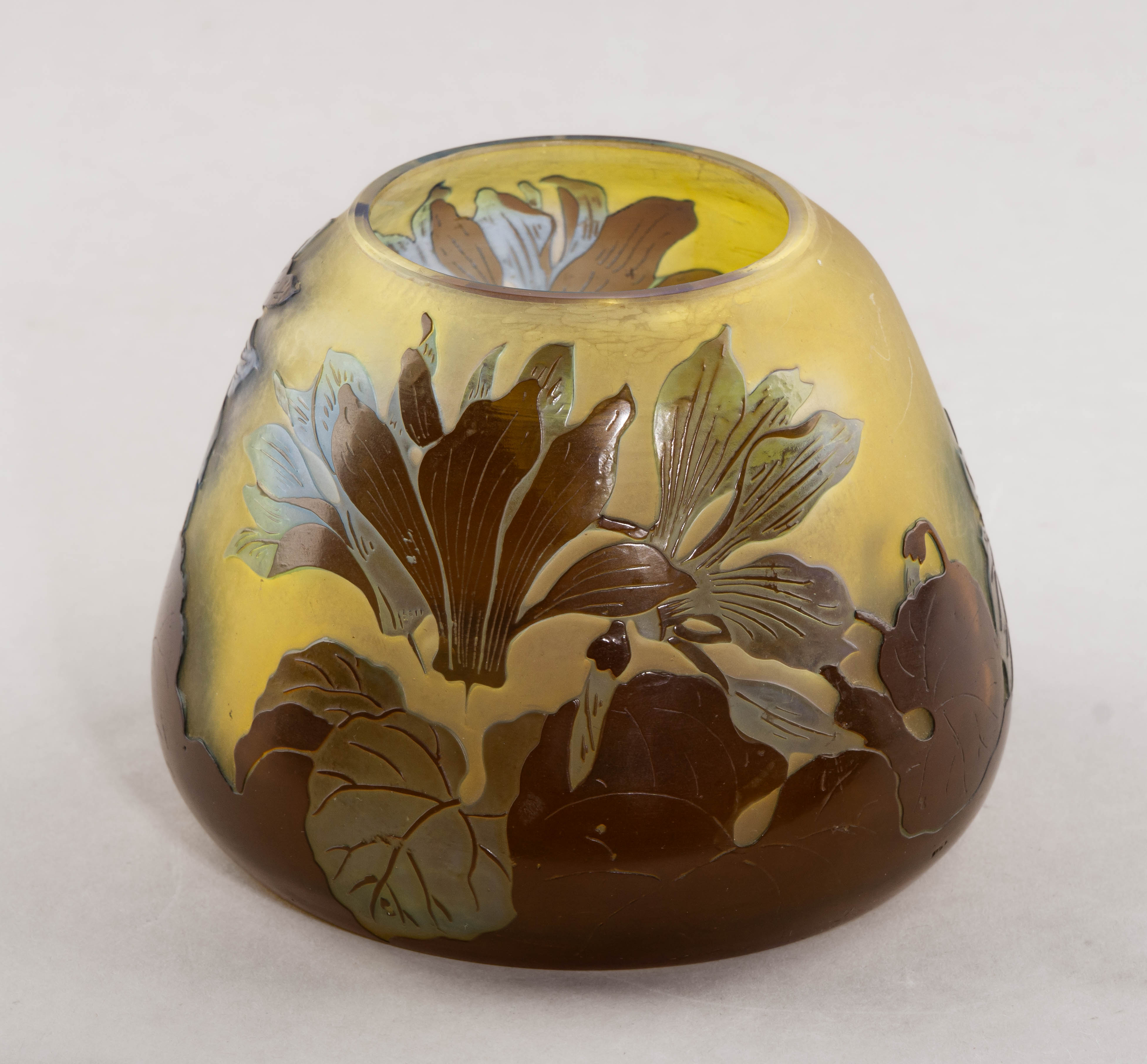 (Галле) Ваза с изображением цикламенов. Франция, Нанси, мастерская Эмиля Галле, 1900-1910-е годы.