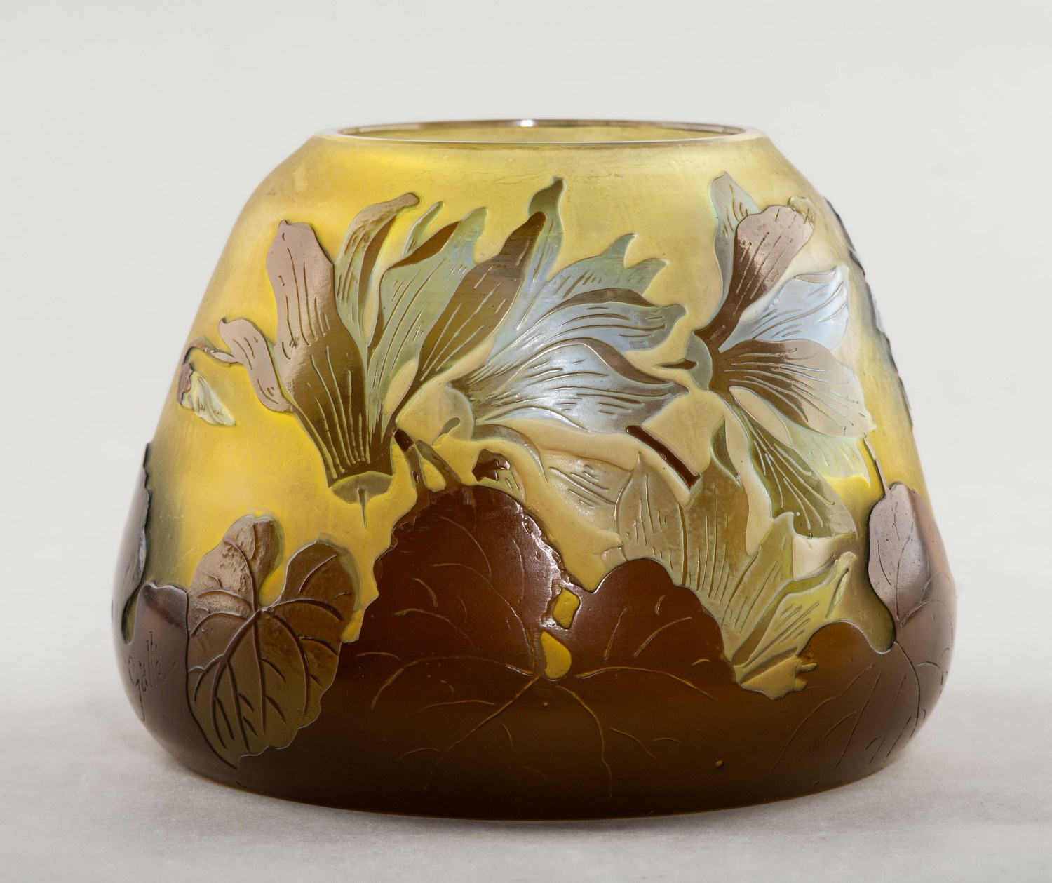 (Галле) Ваза с изображением цикламенов. Франция, Нанси, мастерская Эмиля Галле, 1900-1910-е годы.