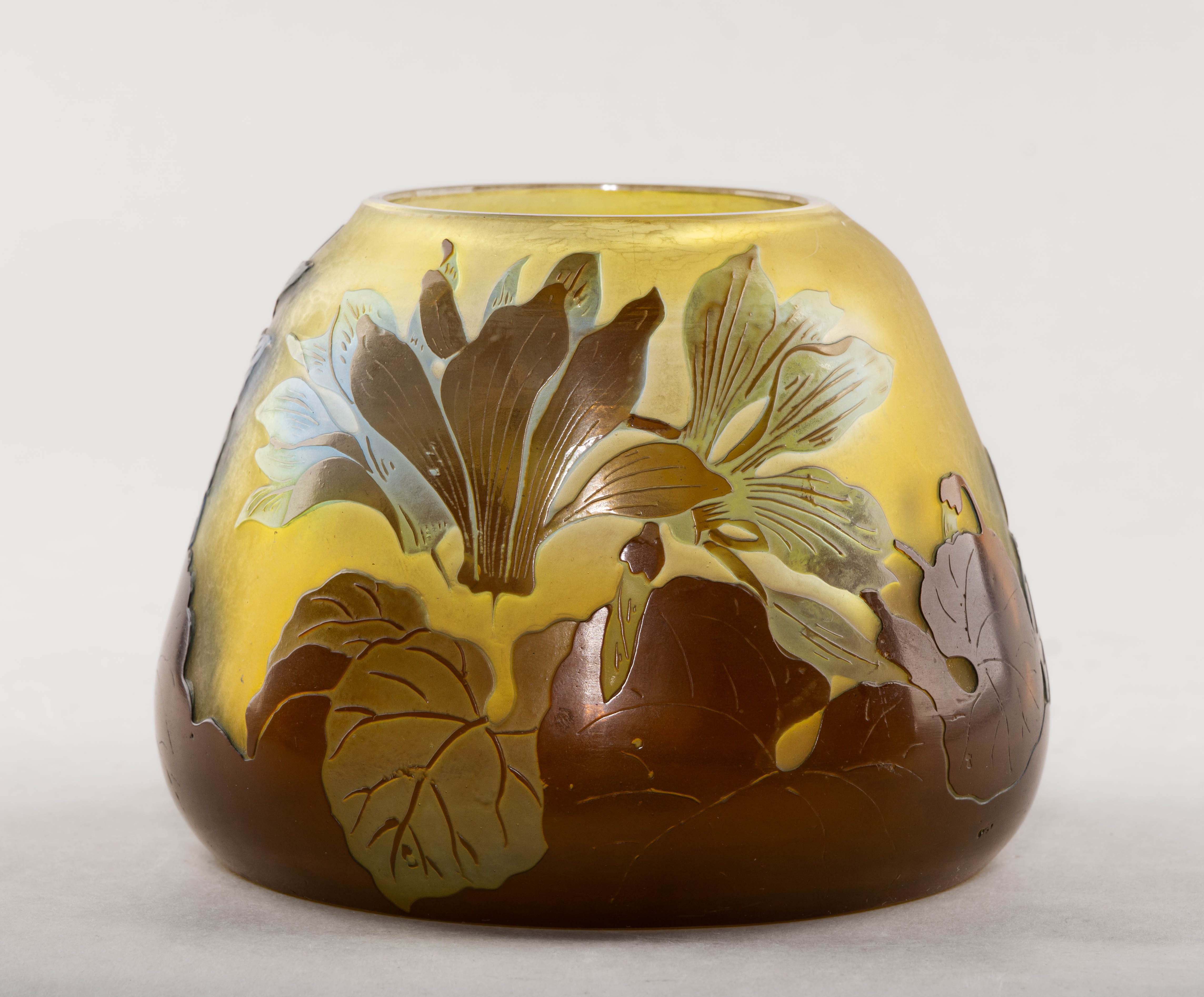 (Галле) Ваза с изображением цикламенов. Франция, Нанси, мастерская Эмиля Галле, 1900-1910-е годы.