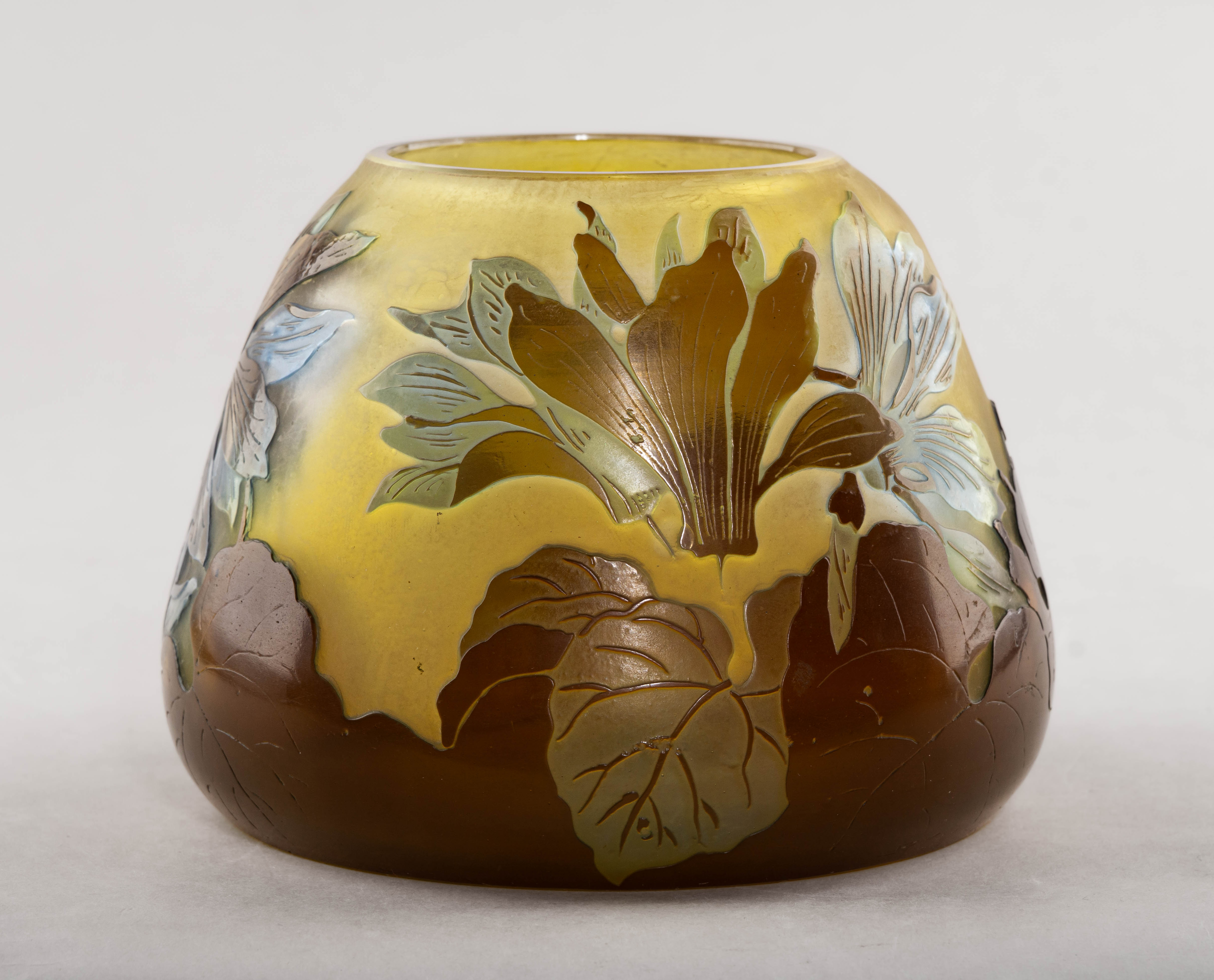 (Галле) Ваза с изображением цикламенов. Франция, Нанси, мастерская Эмиля Галле, 1900-1910-е годы.