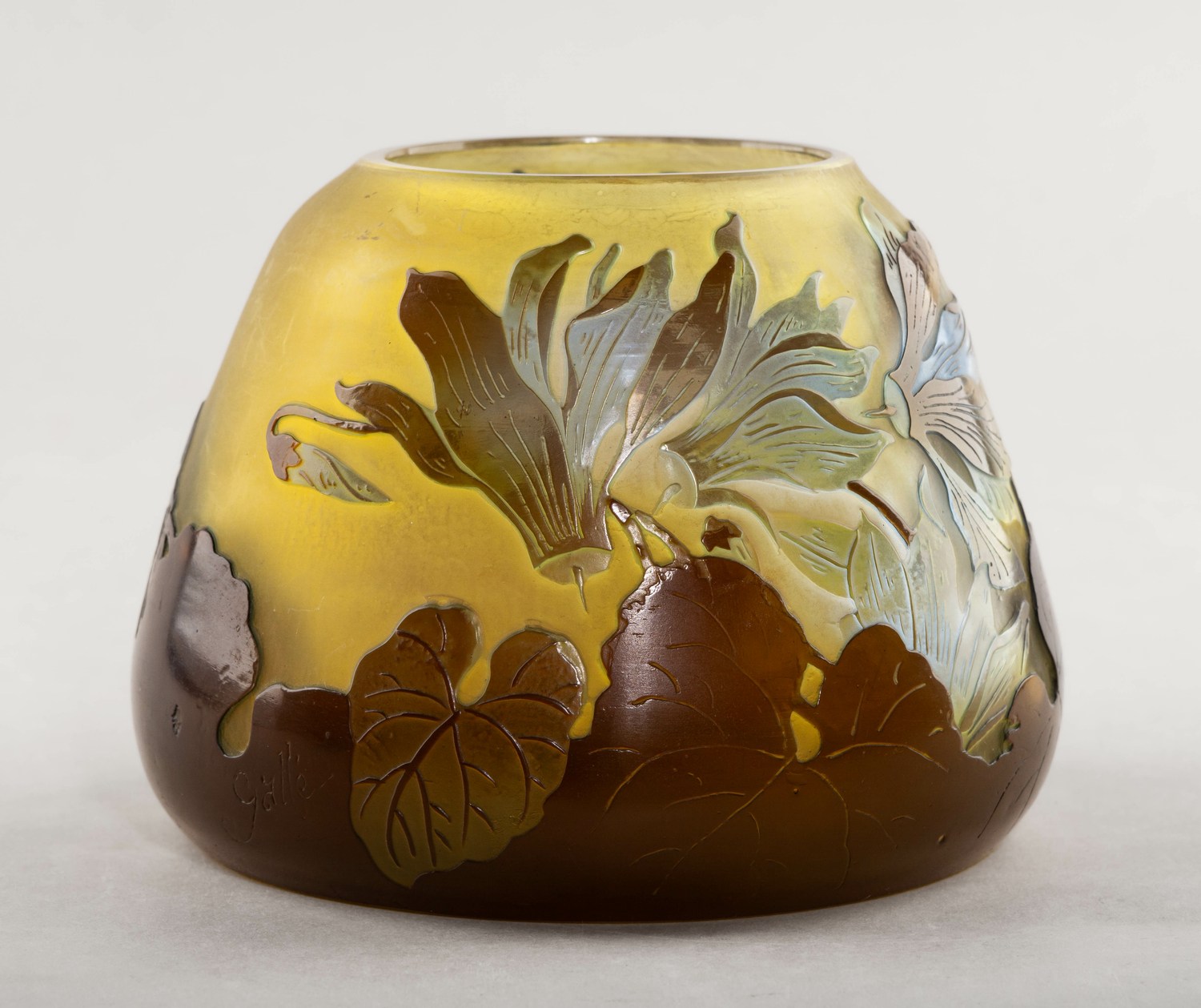 (Галле) Ваза с изображением цикламенов. Франция, Нанси, мастерская Эмиля Галле, 1900-1910-е годы.