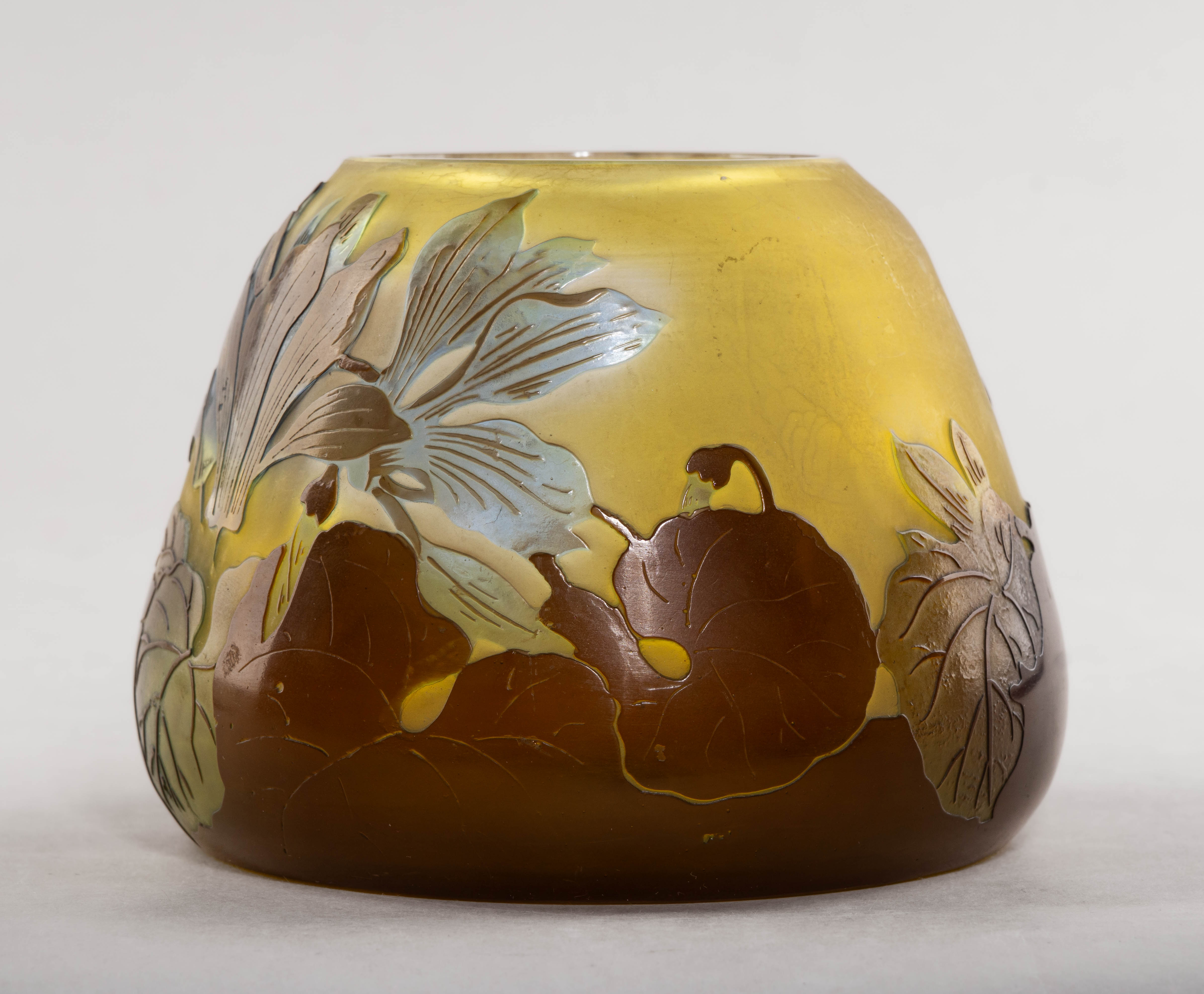 (Галле) Ваза с изображением цикламенов. Франция, Нанси, мастерская Эмиля Галле, 1900-1910-е годы.