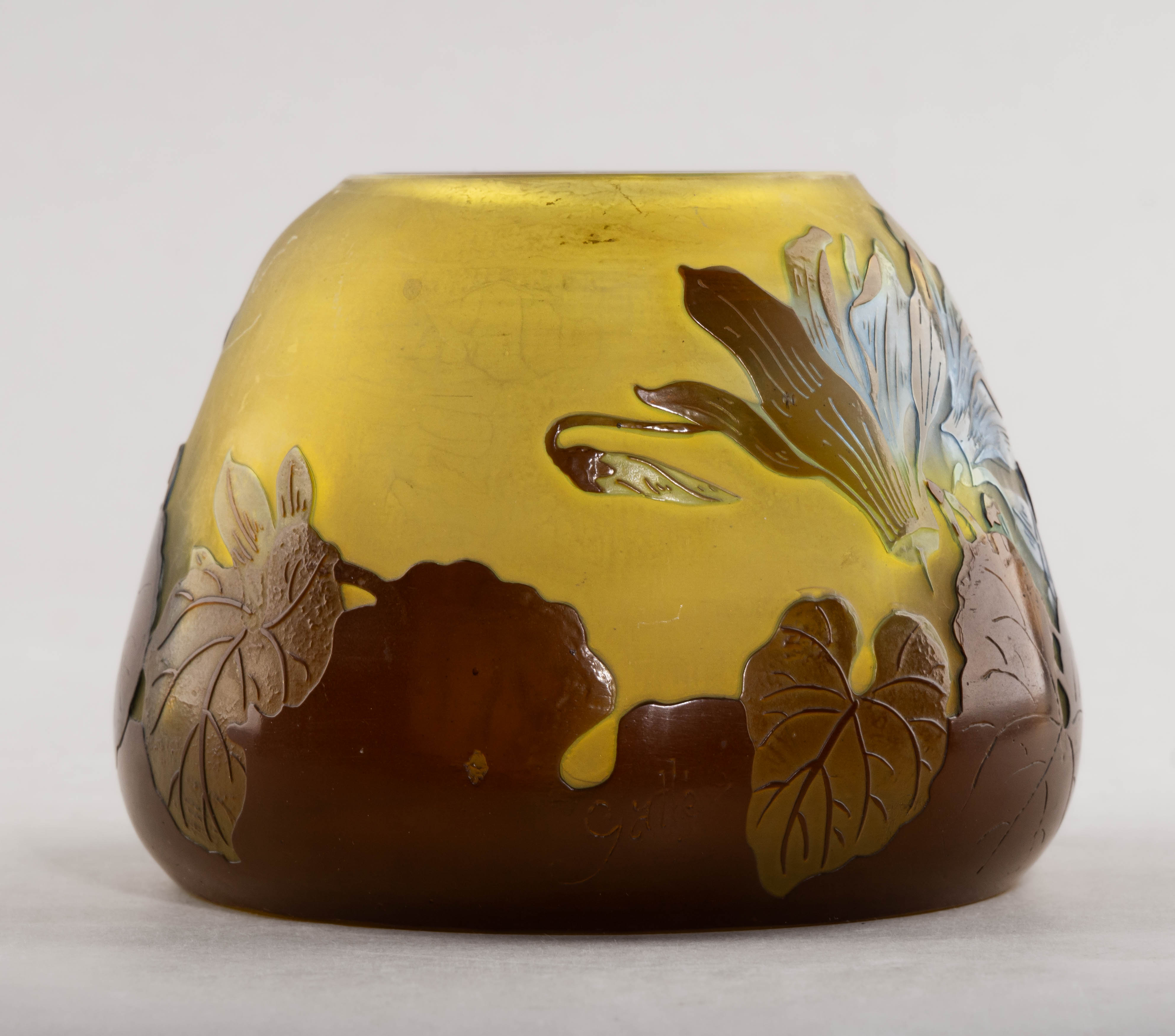 (Галле) Ваза с изображением цикламенов. Франция, Нанси, мастерская Эмиля Галле, 1900-1910-е годы.