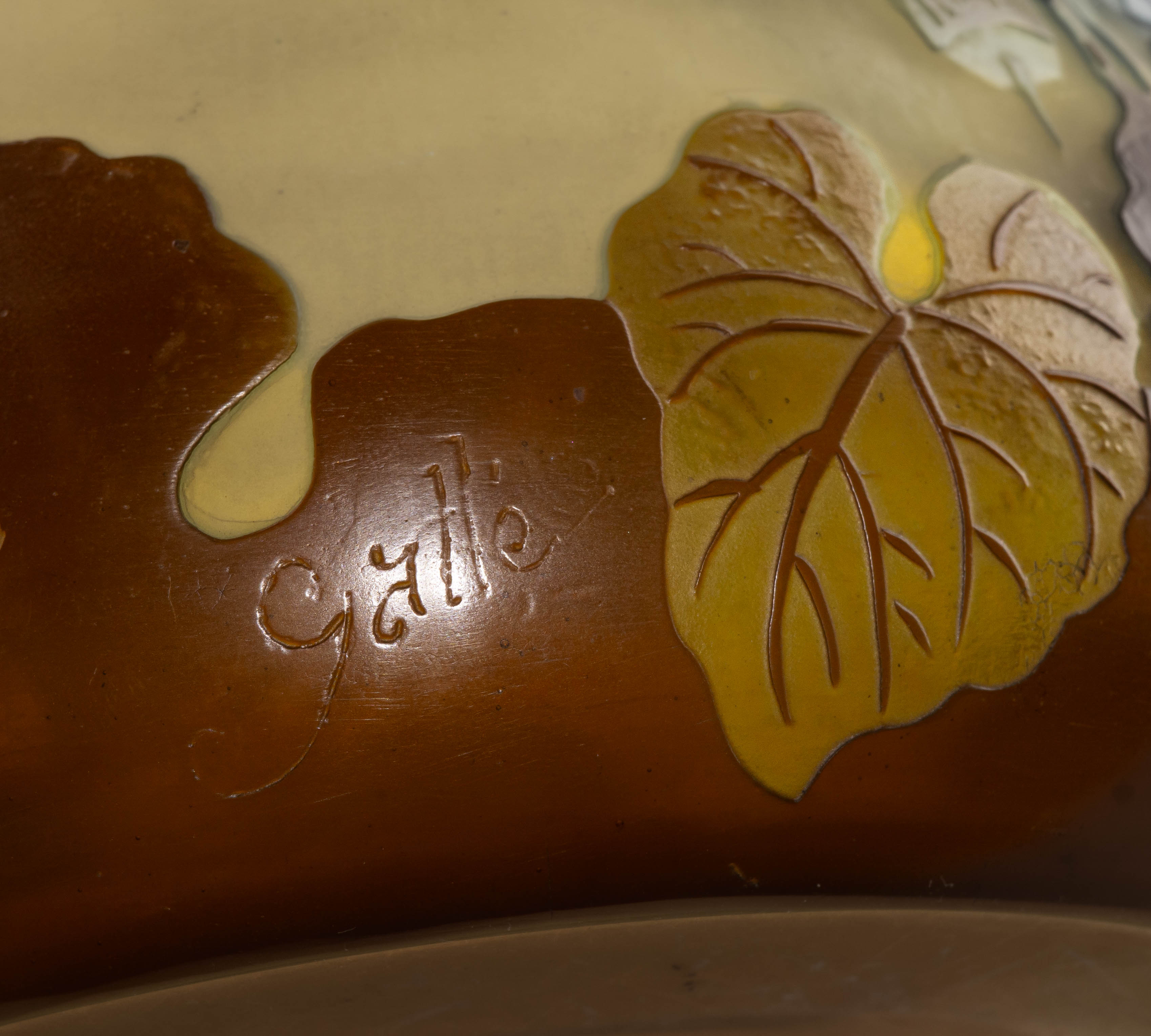 (Галле) Ваза с изображением цикламенов. Франция, Нанси, мастерская Эмиля Галле, 1900-1910-е годы.